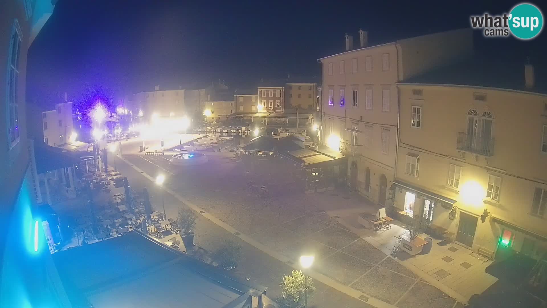 V ŽIVO spletna kamera Cres mesto – glavni trg in “mandrač” – otok Cres – Hrvaška