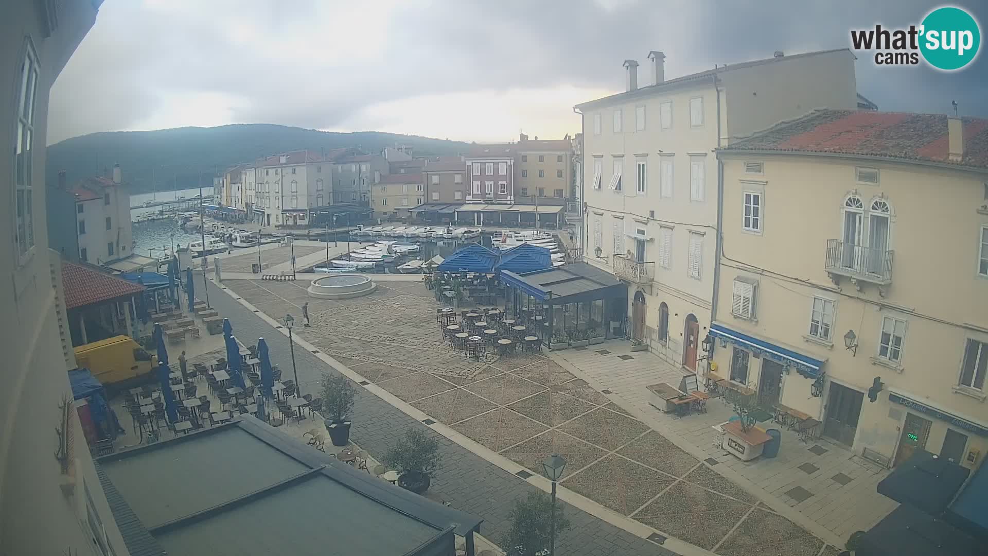 Cámara en vivo ciudad de Cres – plaza principal y “mandrač” – isla de Cres – Croacia