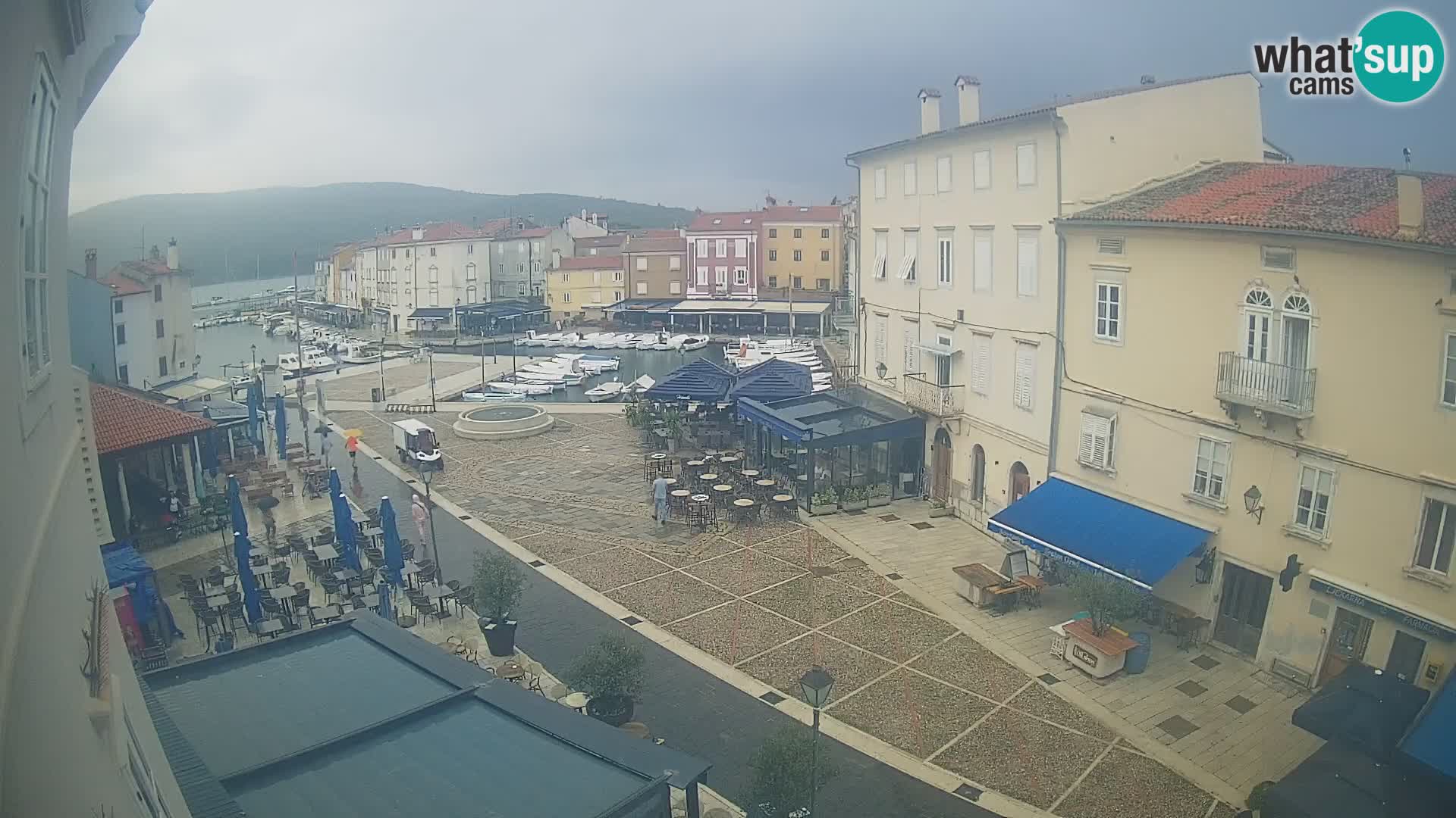 V ŽIVO spletna kamera Cres mesto – glavni trg in “mandrač” – otok Cres – Hrvaška