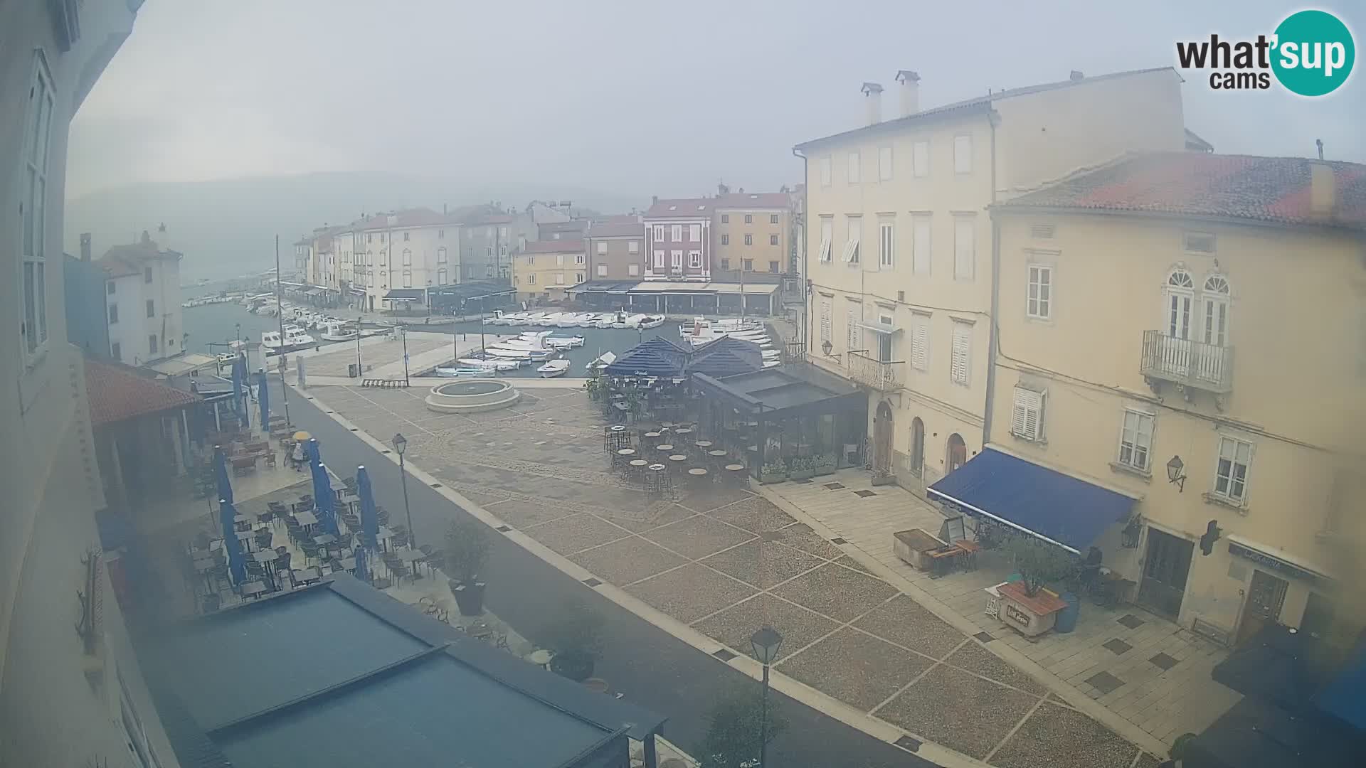 V ŽIVO spletna kamera Cres mesto – glavni trg in “mandrač” – otok Cres – Hrvaška