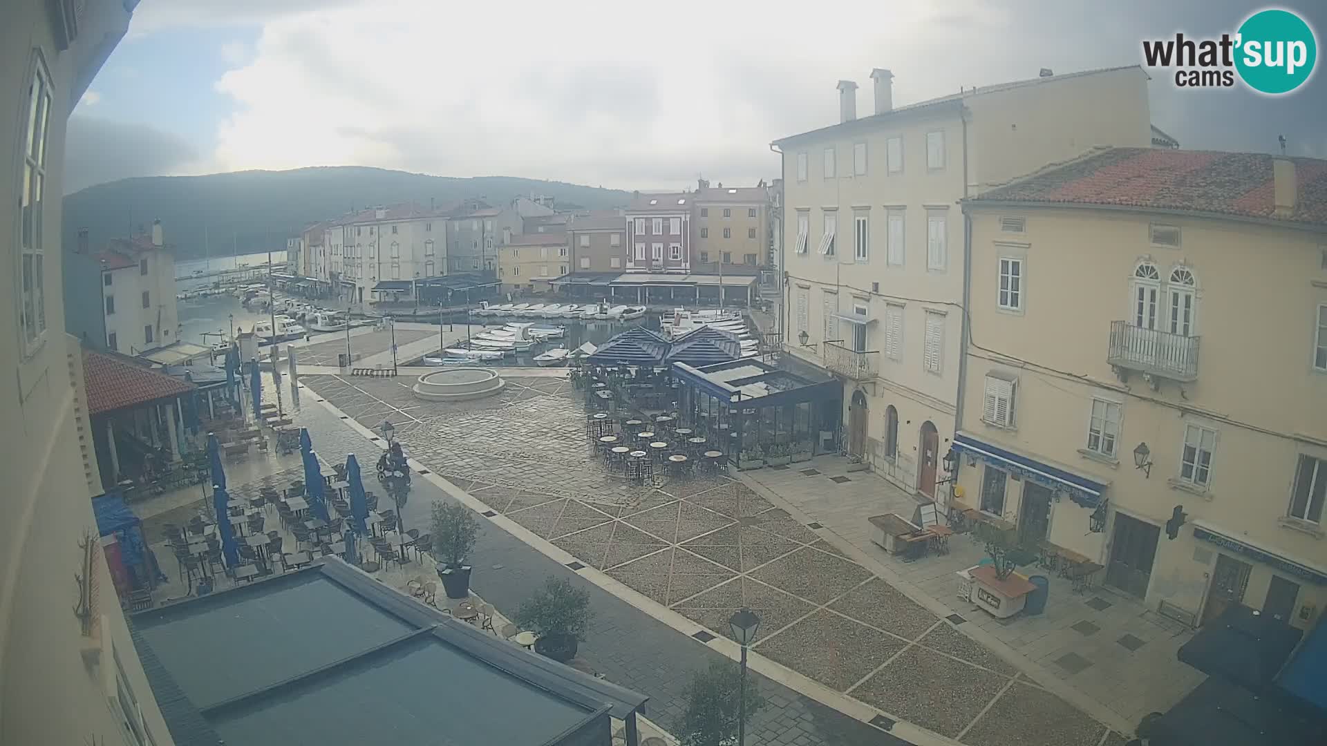 Web kamera Grad Cres – glavni trg i “mandrač” – otok Cres