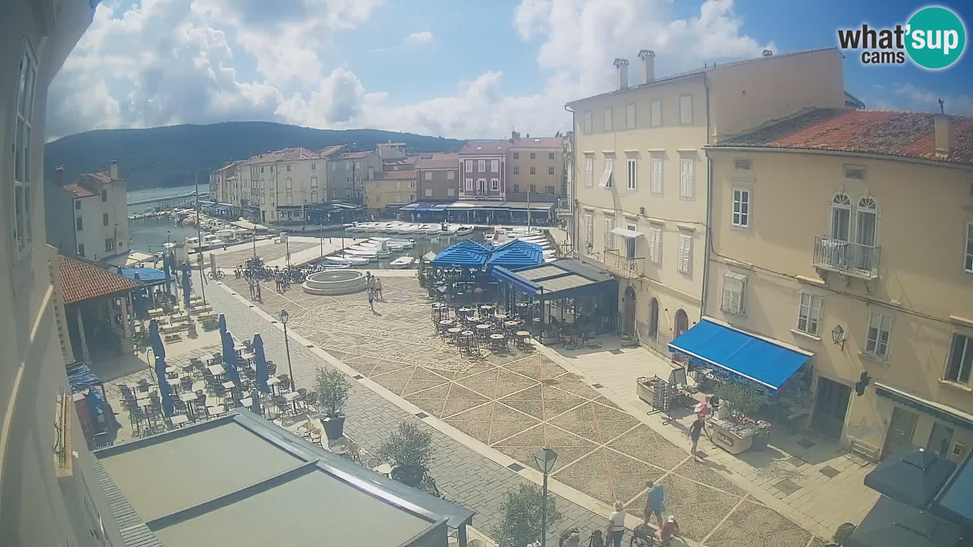 Kamera v ŽIVO Cres mesto – glavni trg in “mandrač” – otok Cres – Hrvaška
