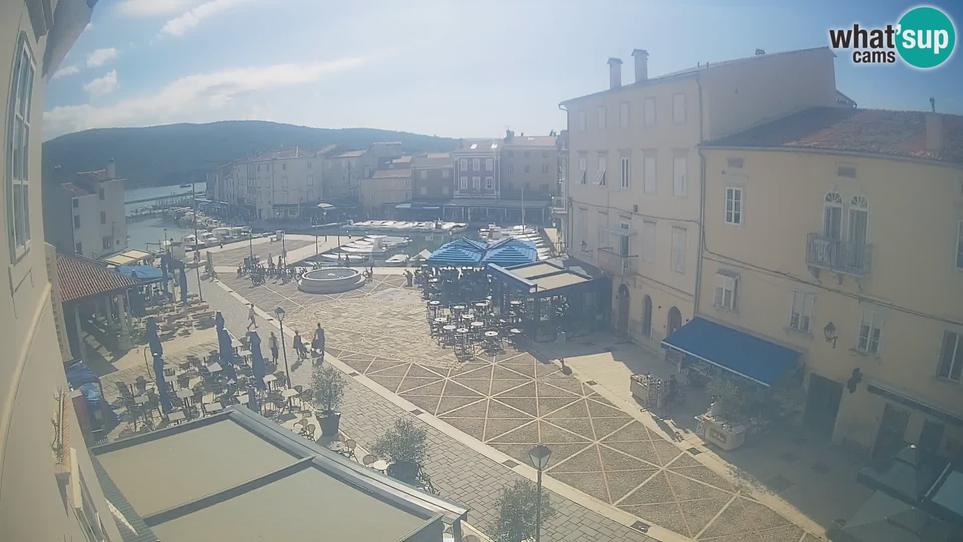 Web kamera Grad Cres – glavni trg i “mandrač” – otok Cres