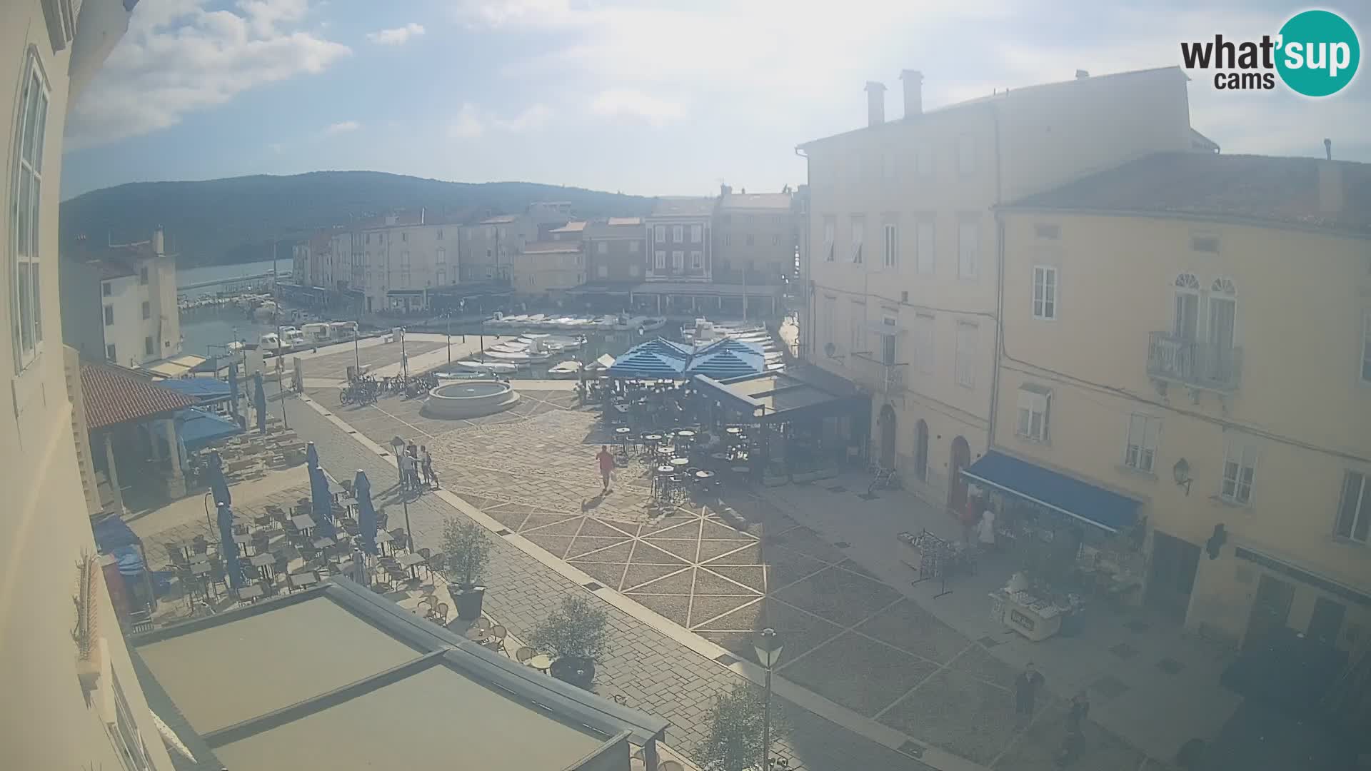 Web kamera Grad Cres – glavni trg i “mandrač” – otok Cres