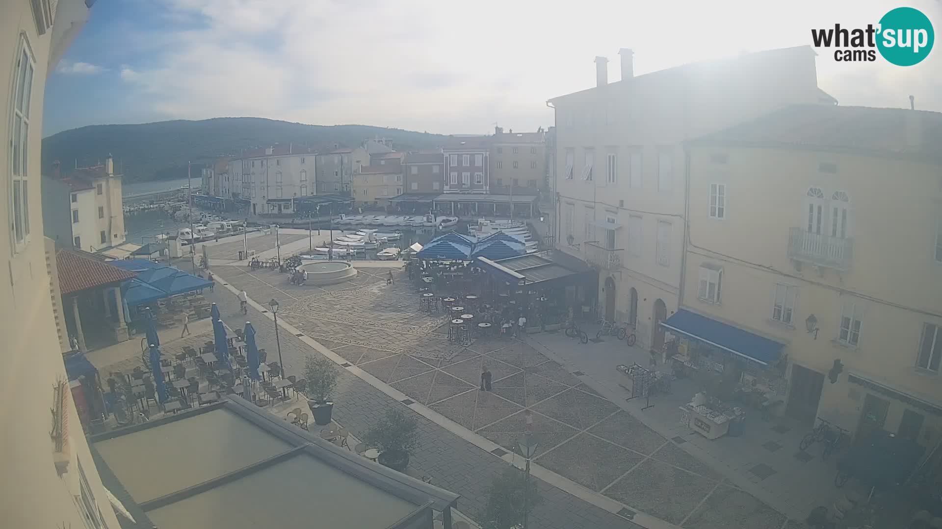 Kamera v ŽIVO Cres mesto – glavni trg in “mandrač” – otok Cres – Hrvaška
