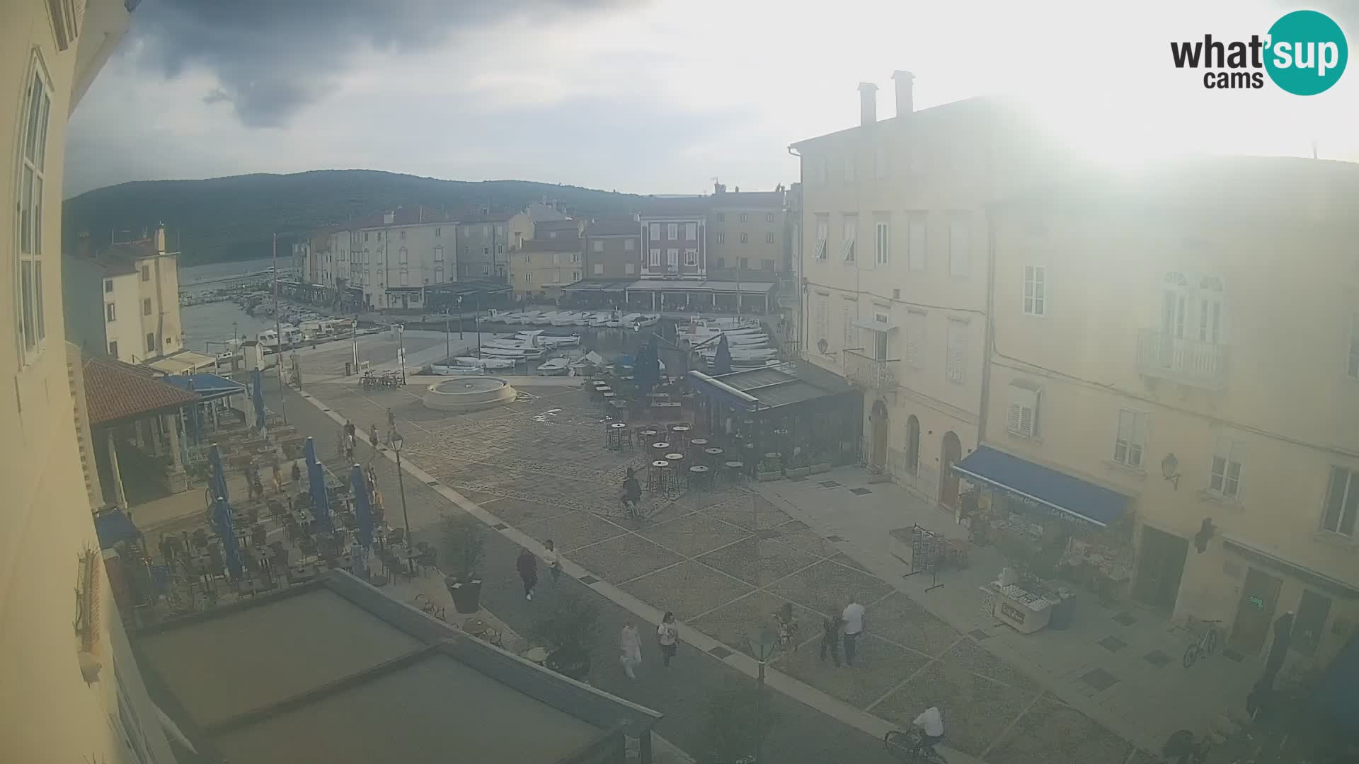 Kamera v ŽIVO Cres mesto – glavni trg in “mandrač” – otok Cres – Hrvaška