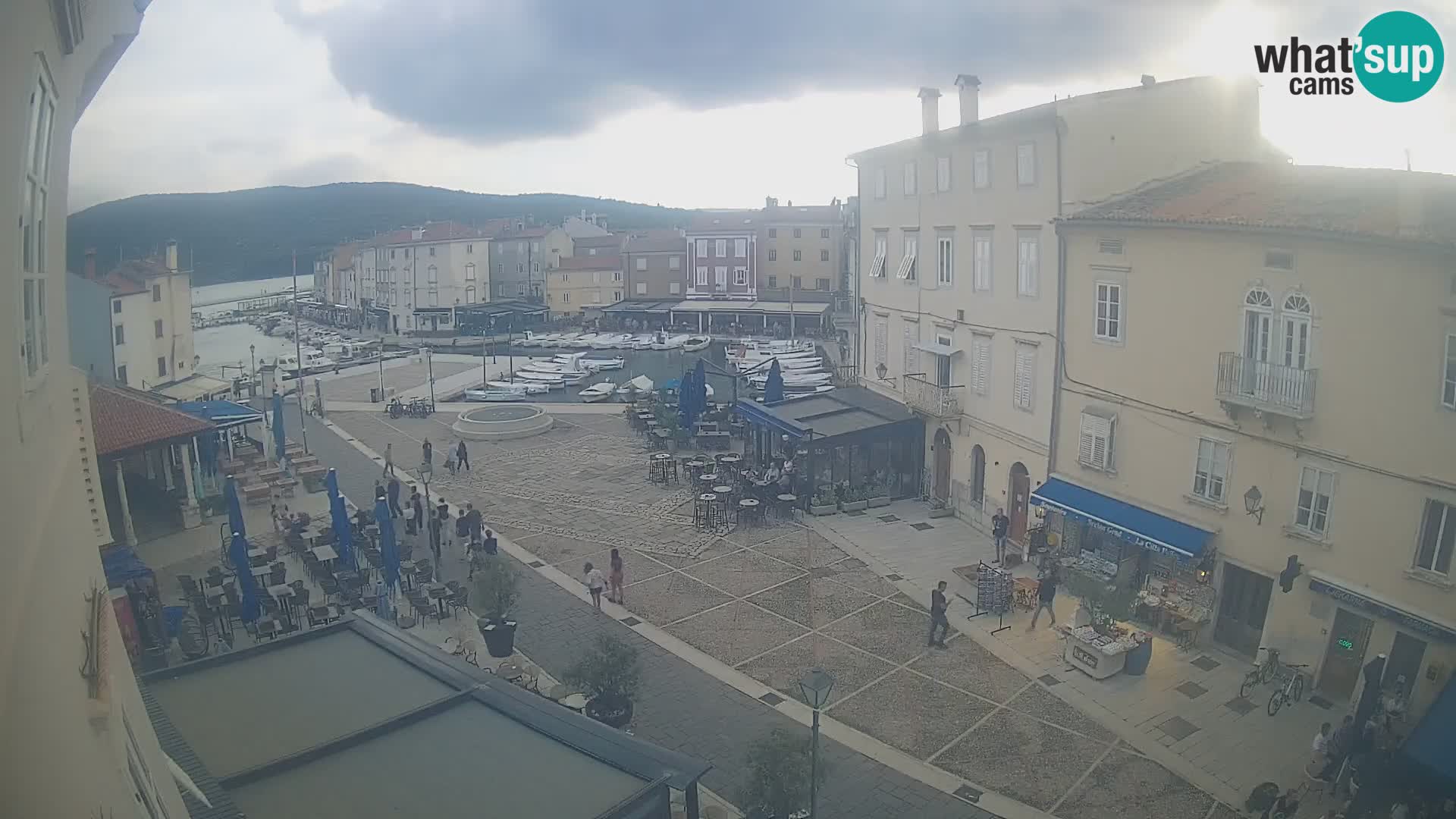Web kamera Grad Cres – glavni trg i “mandrač” – otok Cres