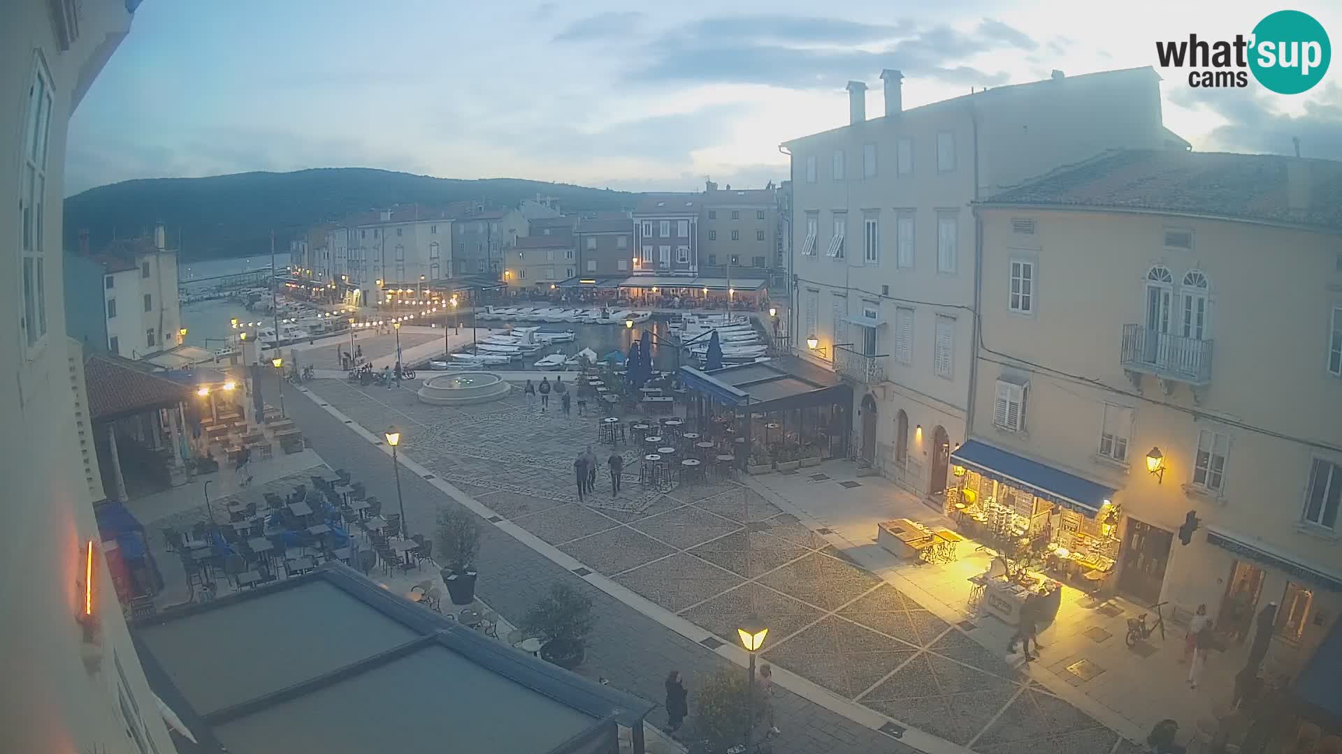 Cámara en vivo ciudad de Cres – plaza principal y “mandrač” – isla de Cres – Croacia