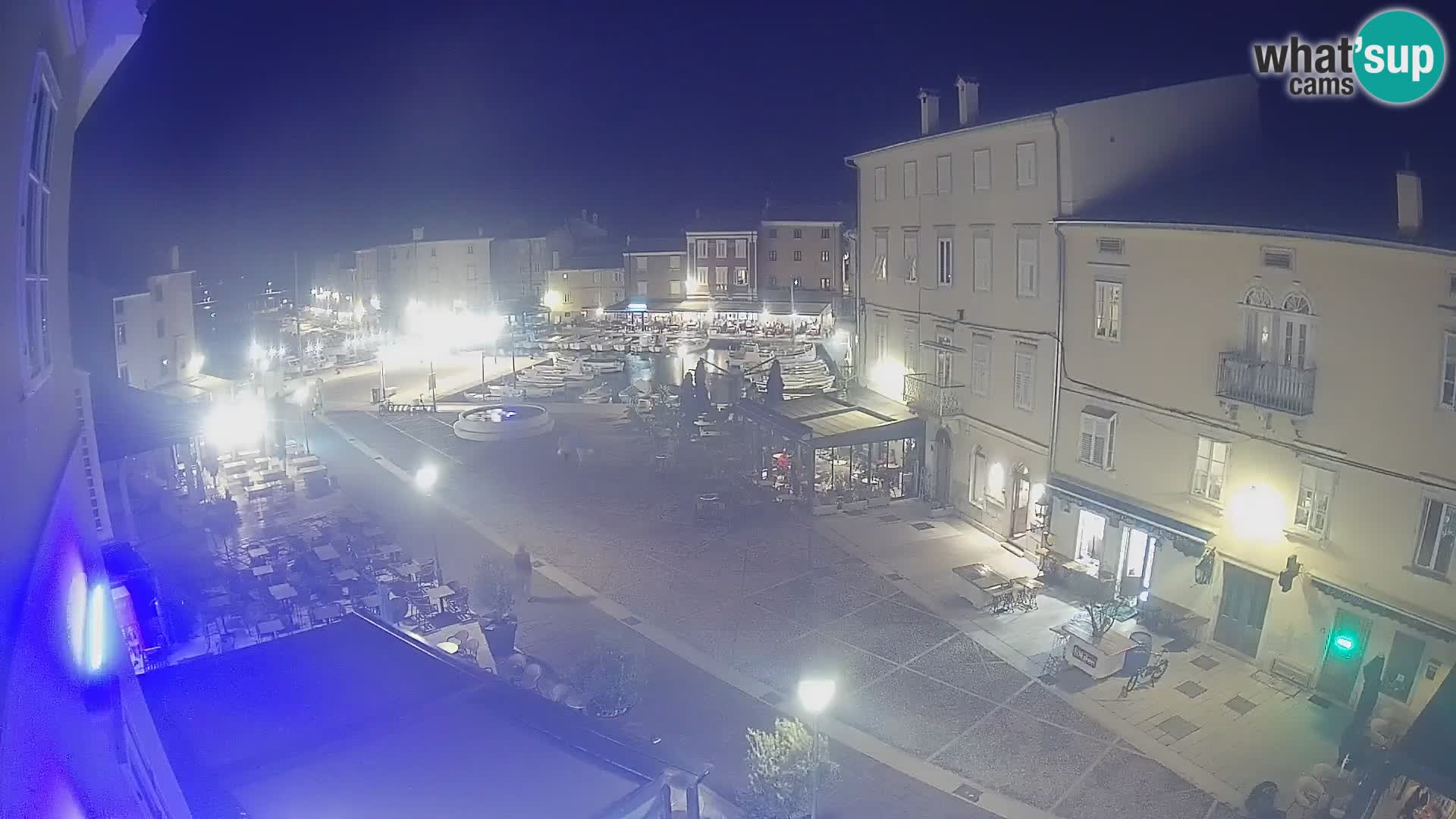 V ŽIVO spletna kamera Cres mesto – glavni trg in “mandrač” – otok Cres – Hrvaška