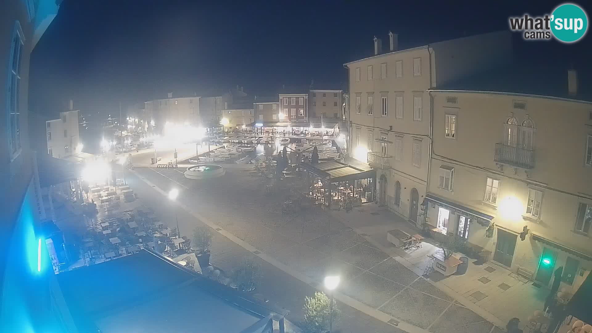 Web kamera Grad Cres – glavni trg i “mandrač” – otok Cres
