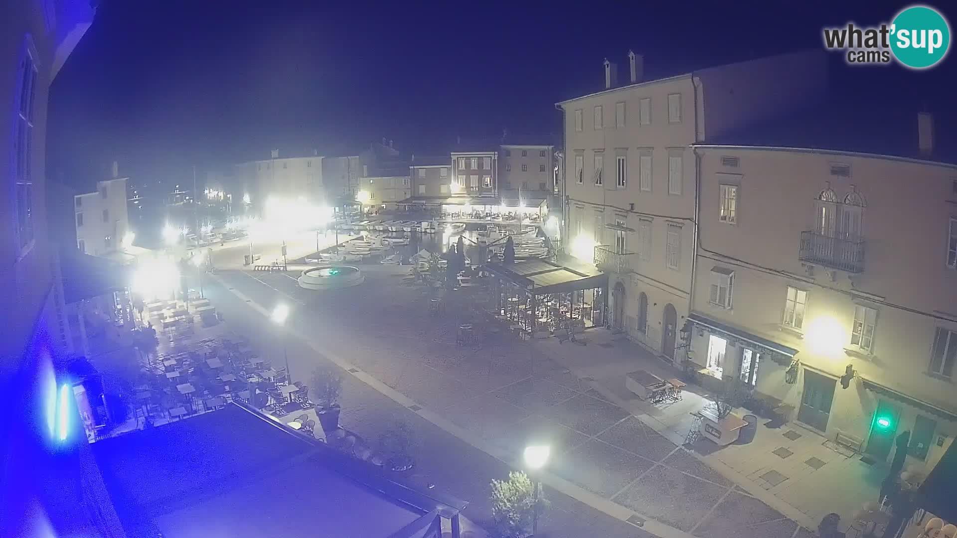 Web kamera Grad Cres – glavni trg i “mandrač” – otok Cres