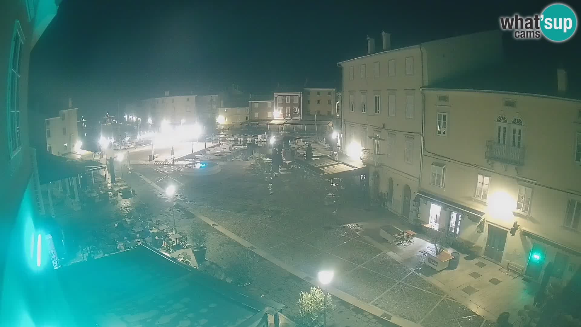 V ŽIVO spletna kamera Cres mesto – glavni trg in “mandrač” – otok Cres – Hrvaška