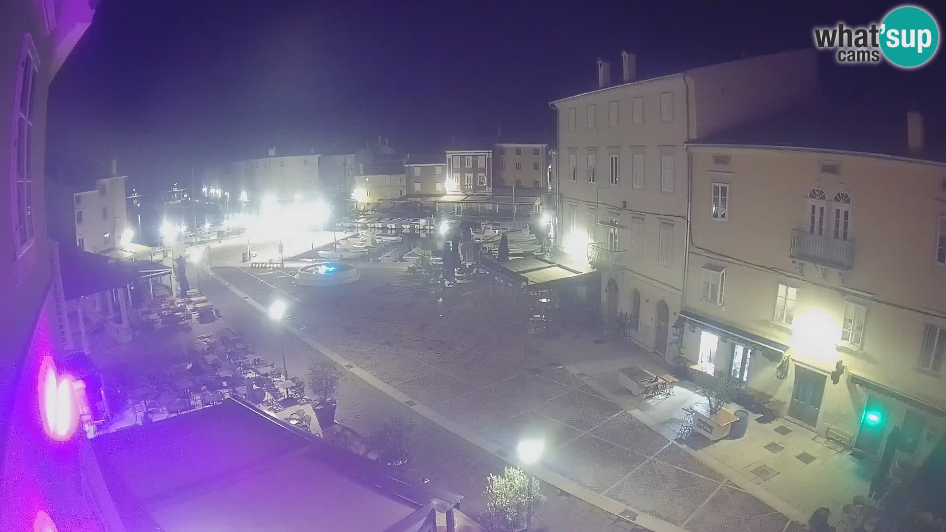 Web kamera Grad Cres – glavni trg i “mandrač” – otok Cres