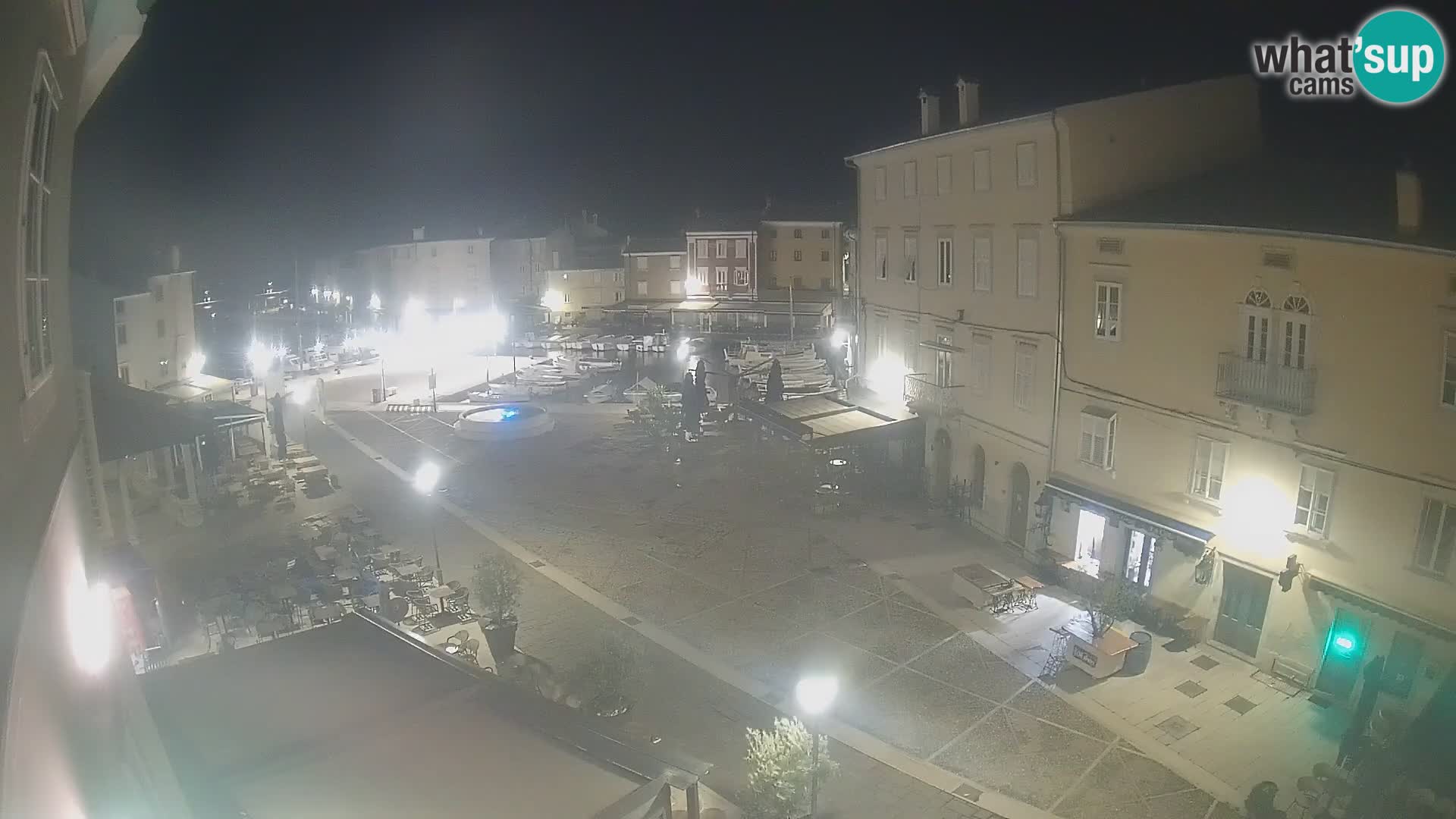 V ŽIVO spletna kamera Cres mesto – glavni trg in “mandrač” – otok Cres – Hrvaška