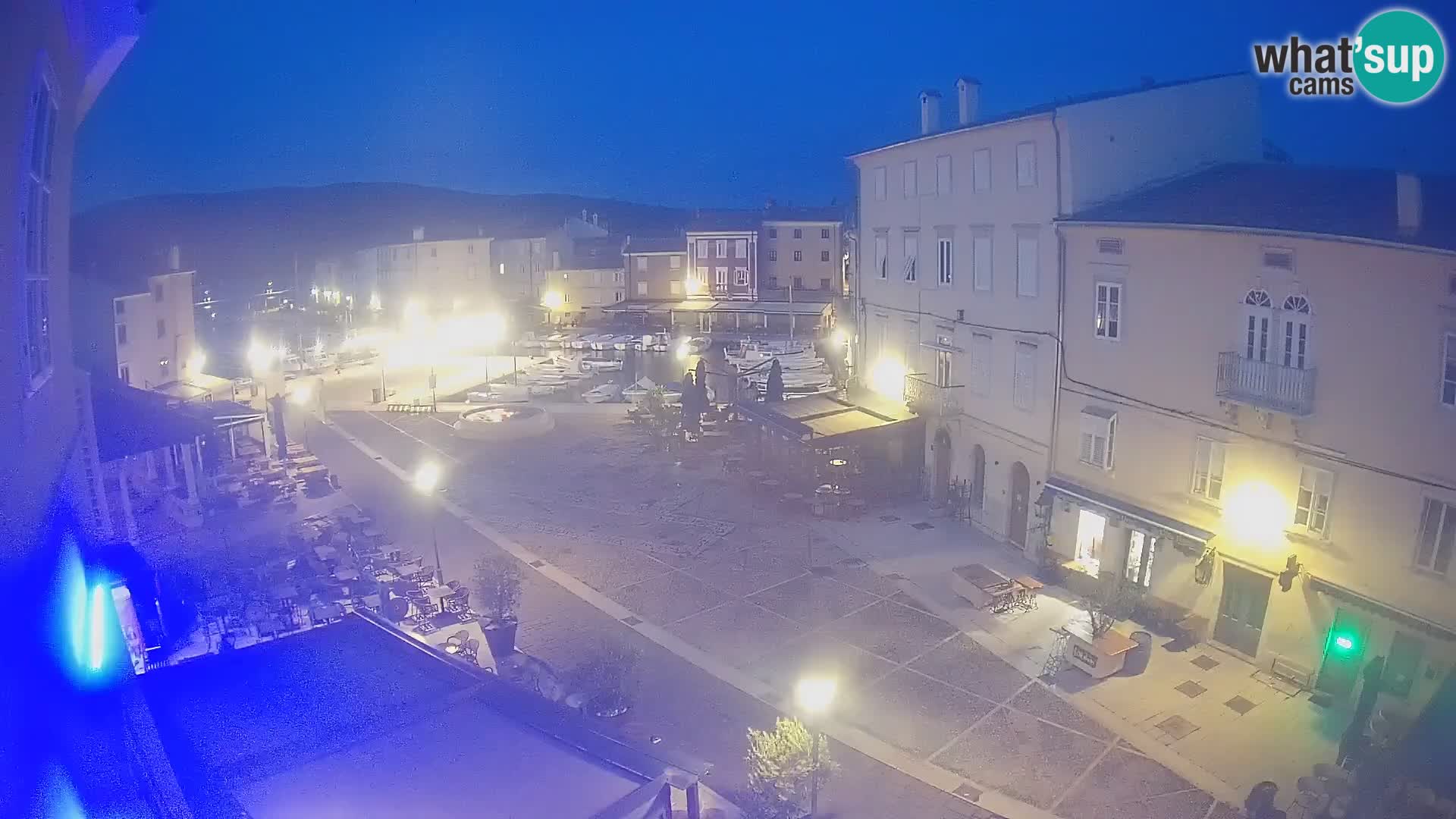 V ŽIVO spletna kamera Cres mesto – glavni trg in “mandrač” – otok Cres – Hrvaška