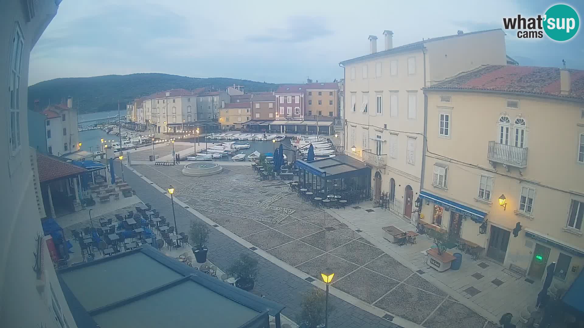 Cámara en vivo ciudad de Cres – plaza principal y “mandrač” – isla de Cres – Croacia