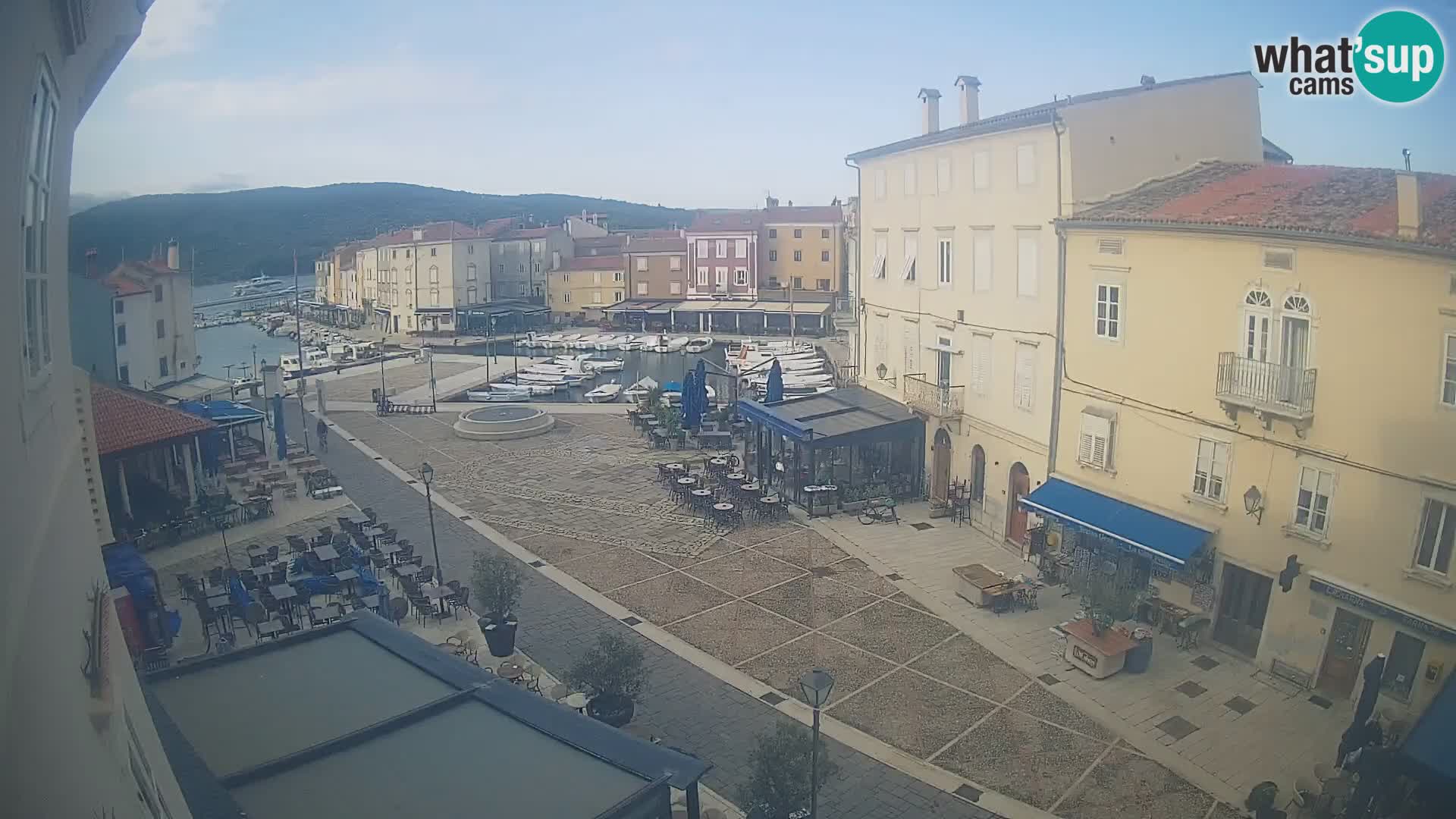 LIVE cam Cres city – place principale et “mandrač” – île de Cres – Croatie