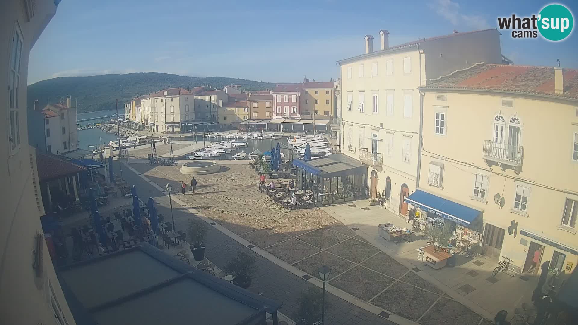 Web kamera Grad Cres – glavni trg i “mandrač” – otok Cres
