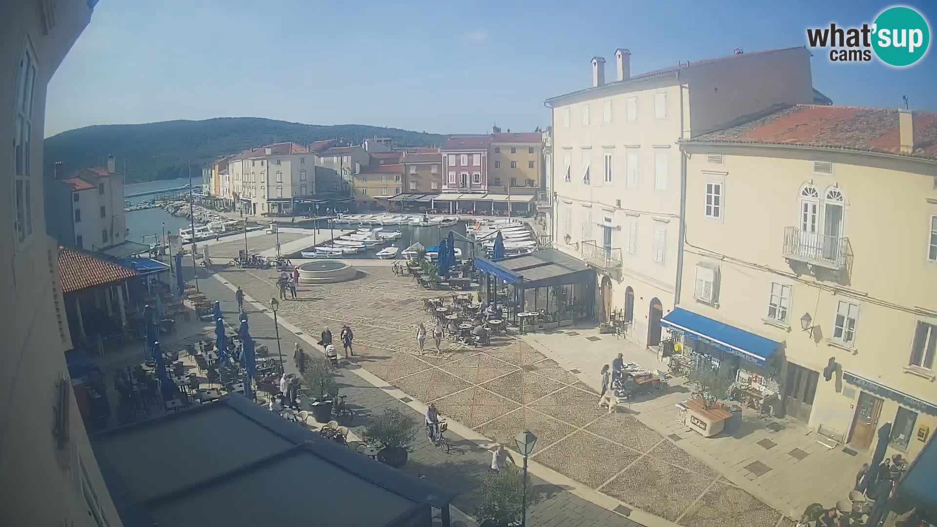 Kamera v ŽIVO Cres mesto – glavni trg in “mandrač” – otok Cres – Hrvaška