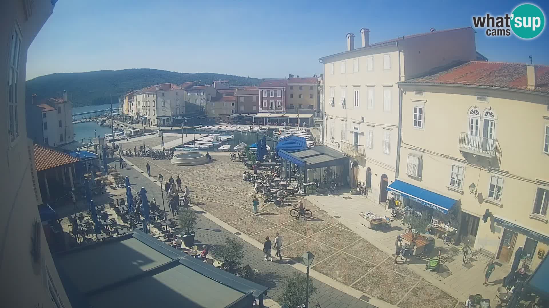 Web kamera Grad Cres – glavni trg i “mandrač” – otok Cres