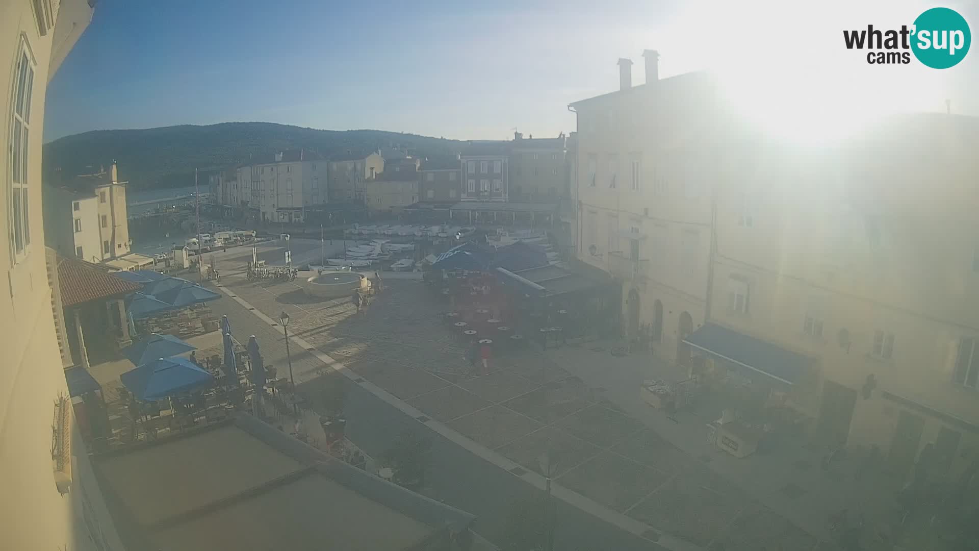 V ŽIVO spletna kamera Cres mesto – glavni trg in “mandrač” – otok Cres – Hrvaška