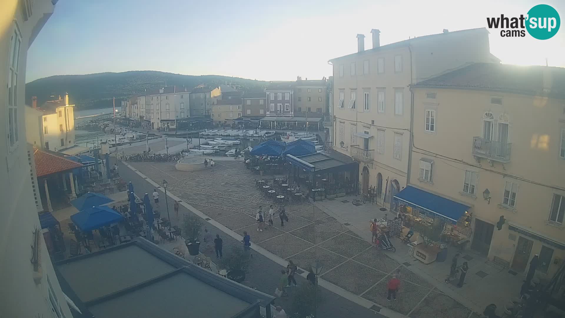 Kamera v ŽIVO Cres mesto – glavni trg in “mandrač” – otok Cres – Hrvaška