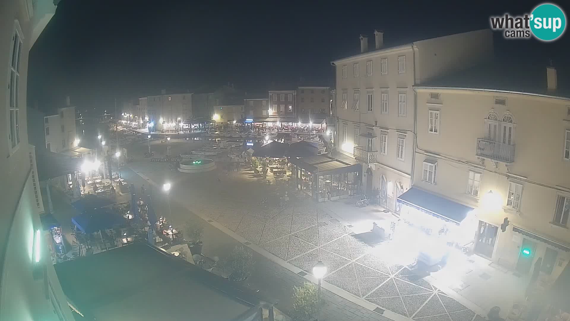 V ŽIVO spletna kamera Cres mesto – glavni trg in “mandrač” – otok Cres – Hrvaška