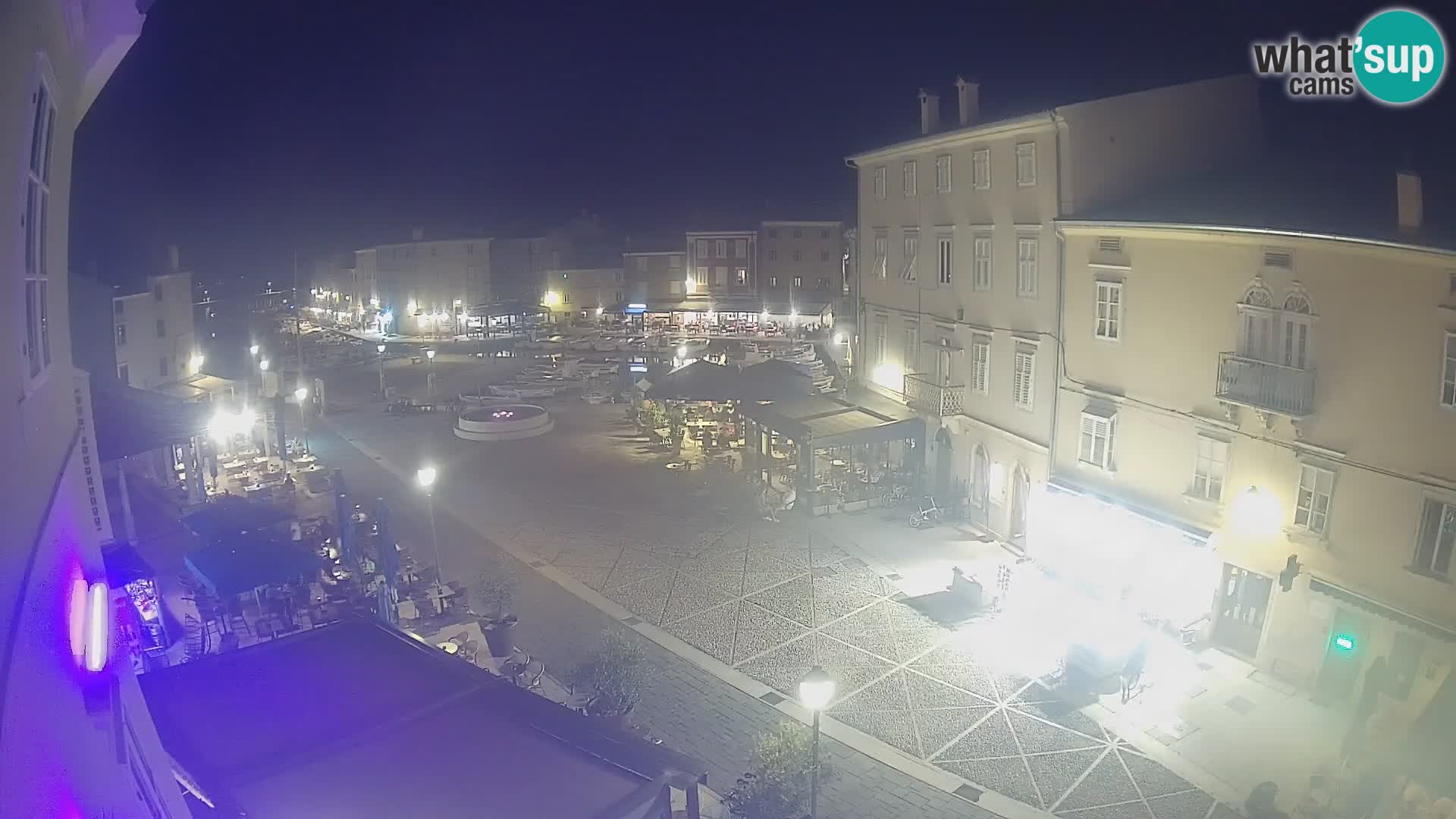 V ŽIVO spletna kamera Cres mesto – glavni trg in “mandrač” – otok Cres – Hrvaška