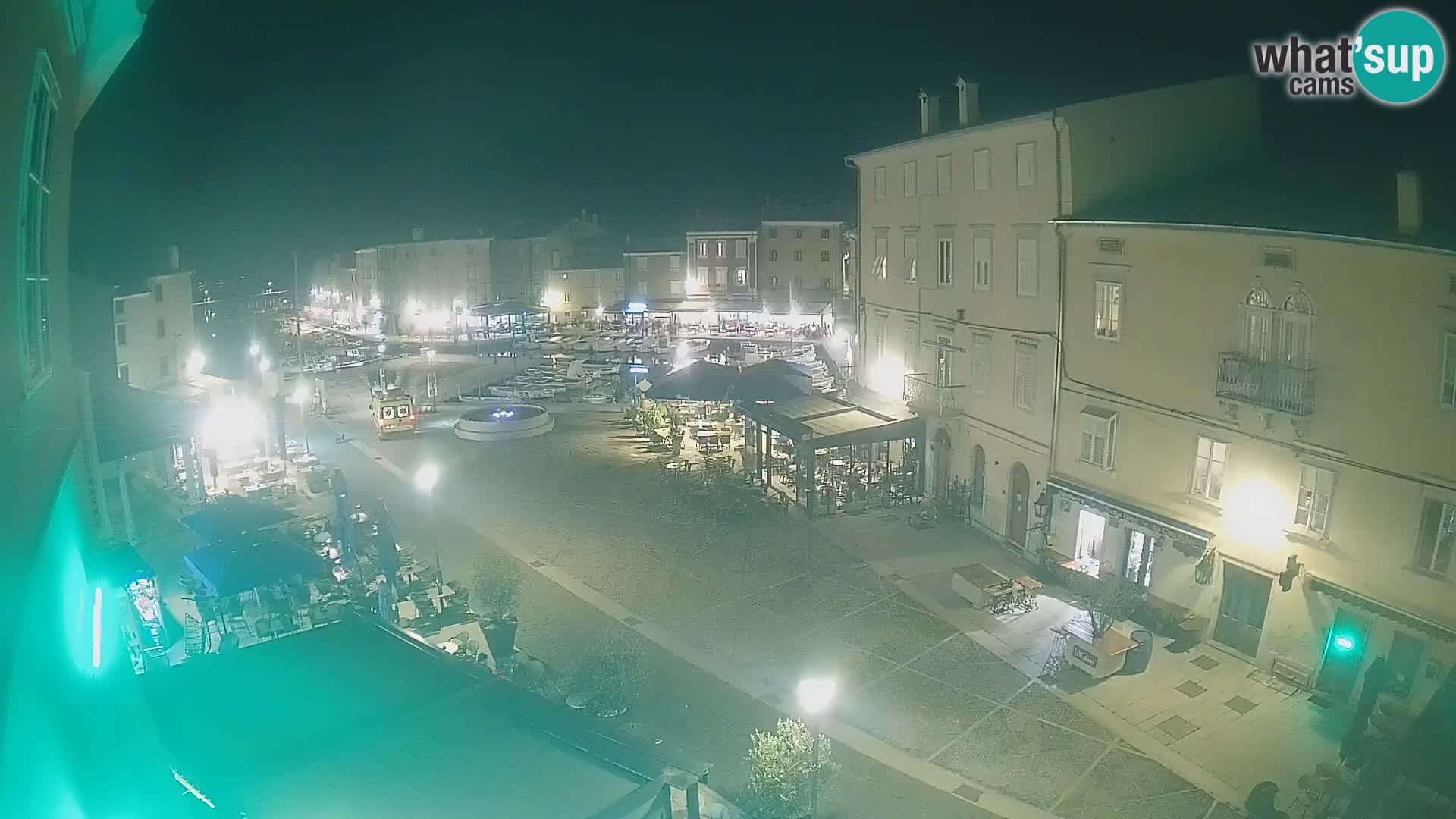 V ŽIVO spletna kamera Cres mesto – glavni trg in “mandrač” – otok Cres – Hrvaška