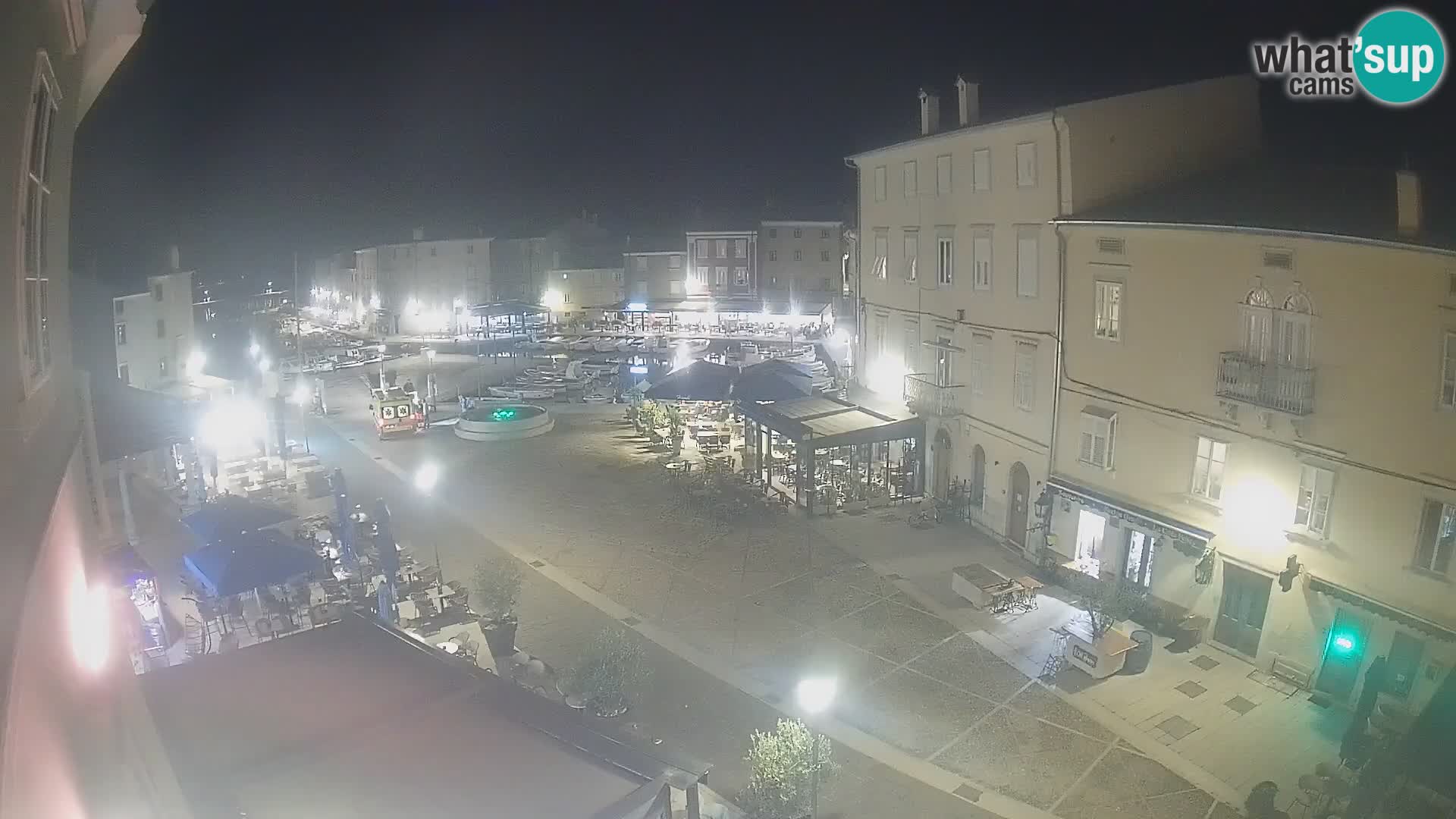 V ŽIVO spletna kamera Cres mesto – glavni trg in “mandrač” – otok Cres – Hrvaška