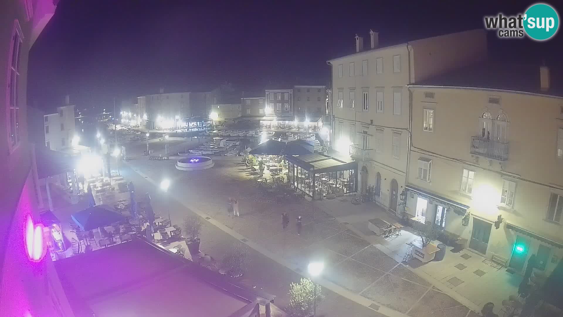 V ŽIVO spletna kamera Cres mesto – glavni trg in “mandrač” – otok Cres – Hrvaška