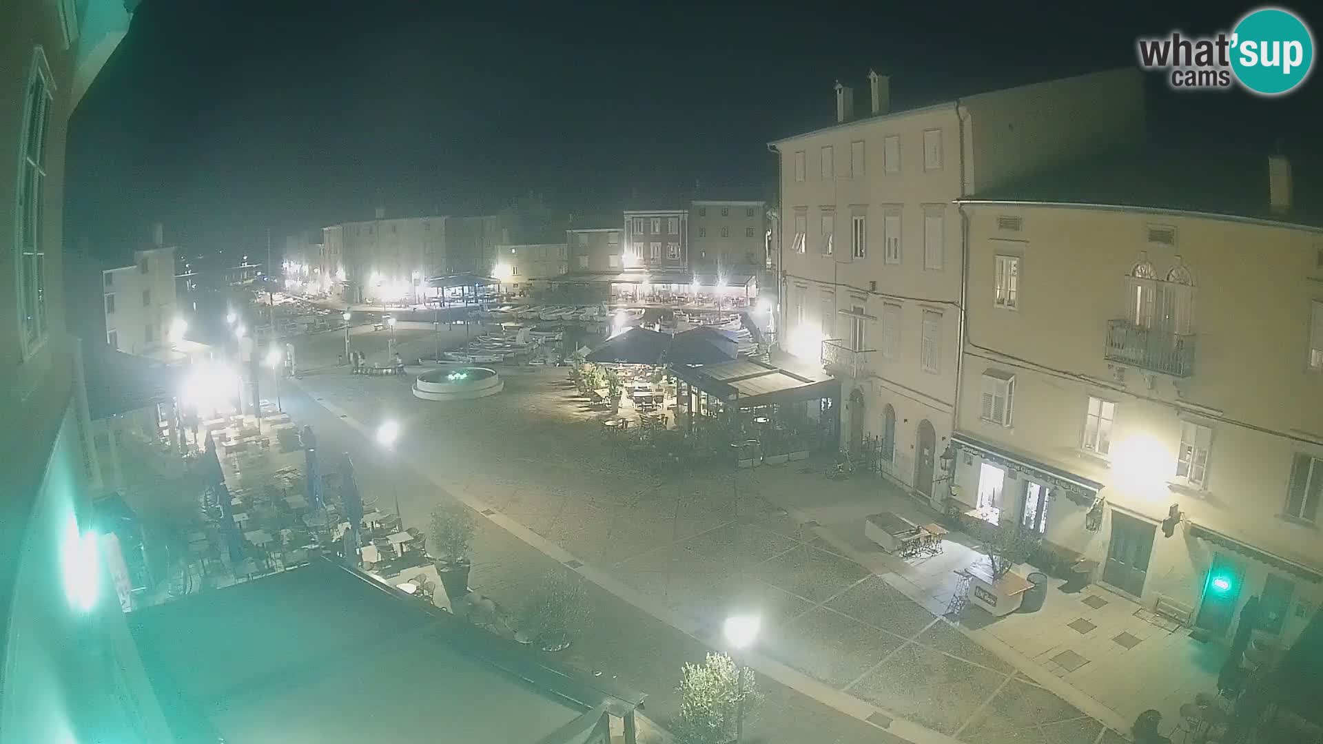 V ŽIVO spletna kamera Cres mesto – glavni trg in “mandrač” – otok Cres – Hrvaška