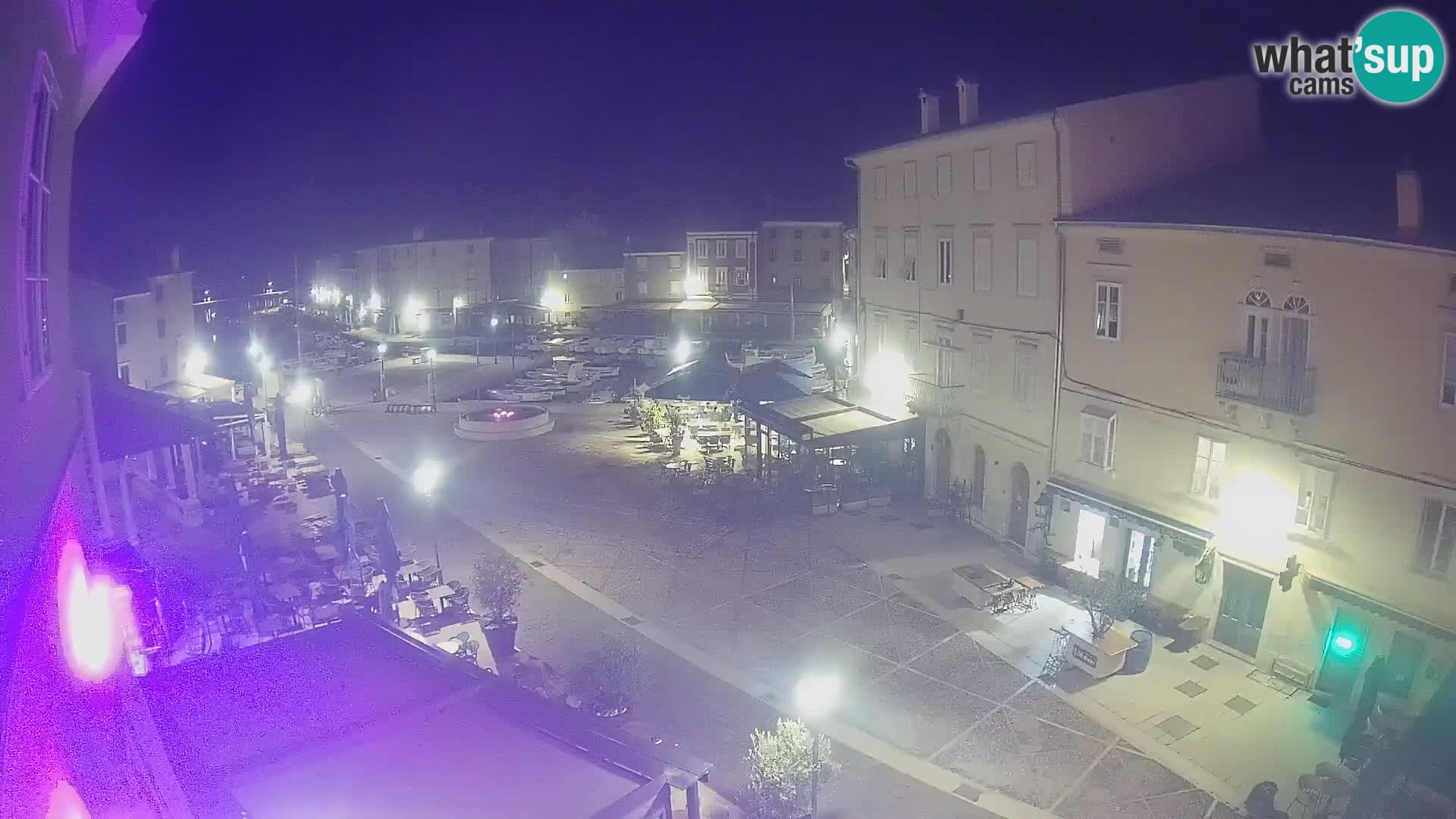 Web kamera Grad Cres – glavni trg i “mandrač” – otok Cres