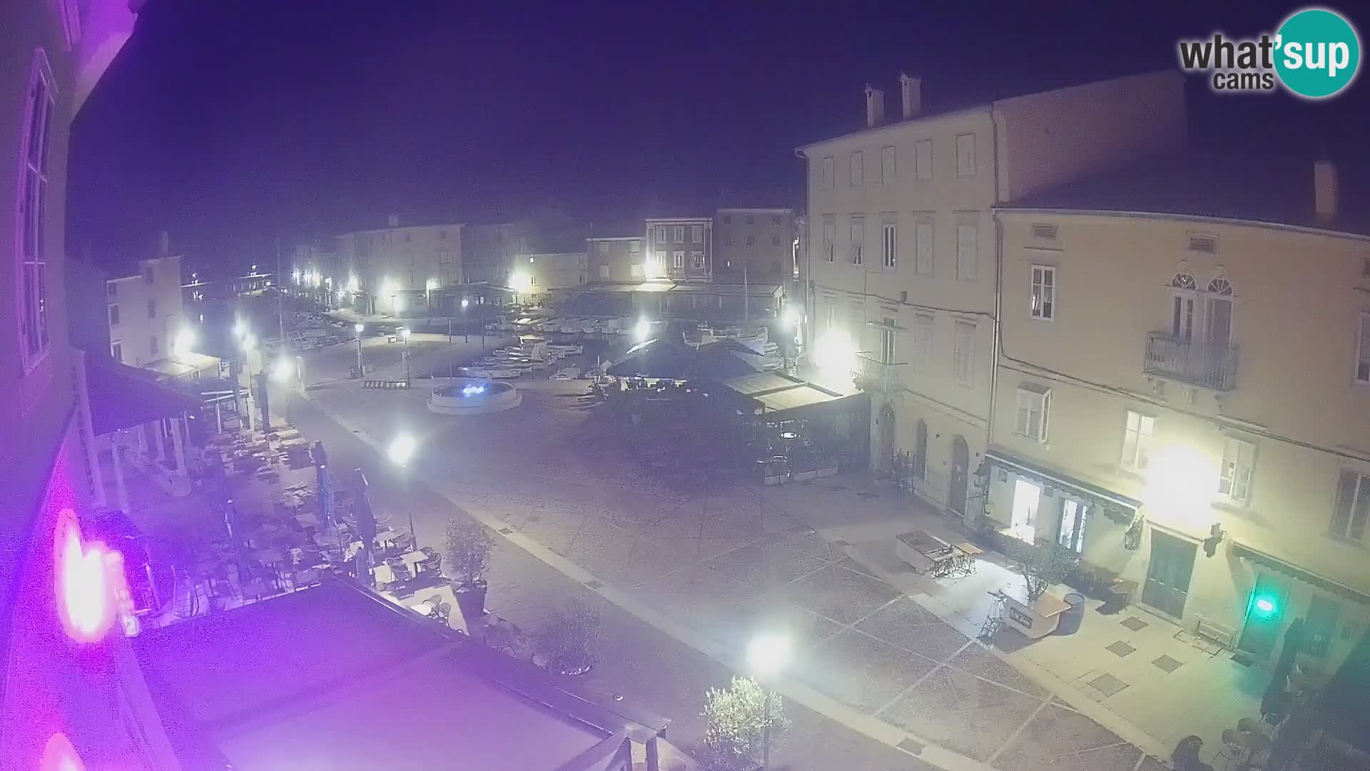 Web kamera Grad Cres – glavni trg i “mandrač” – otok Cres