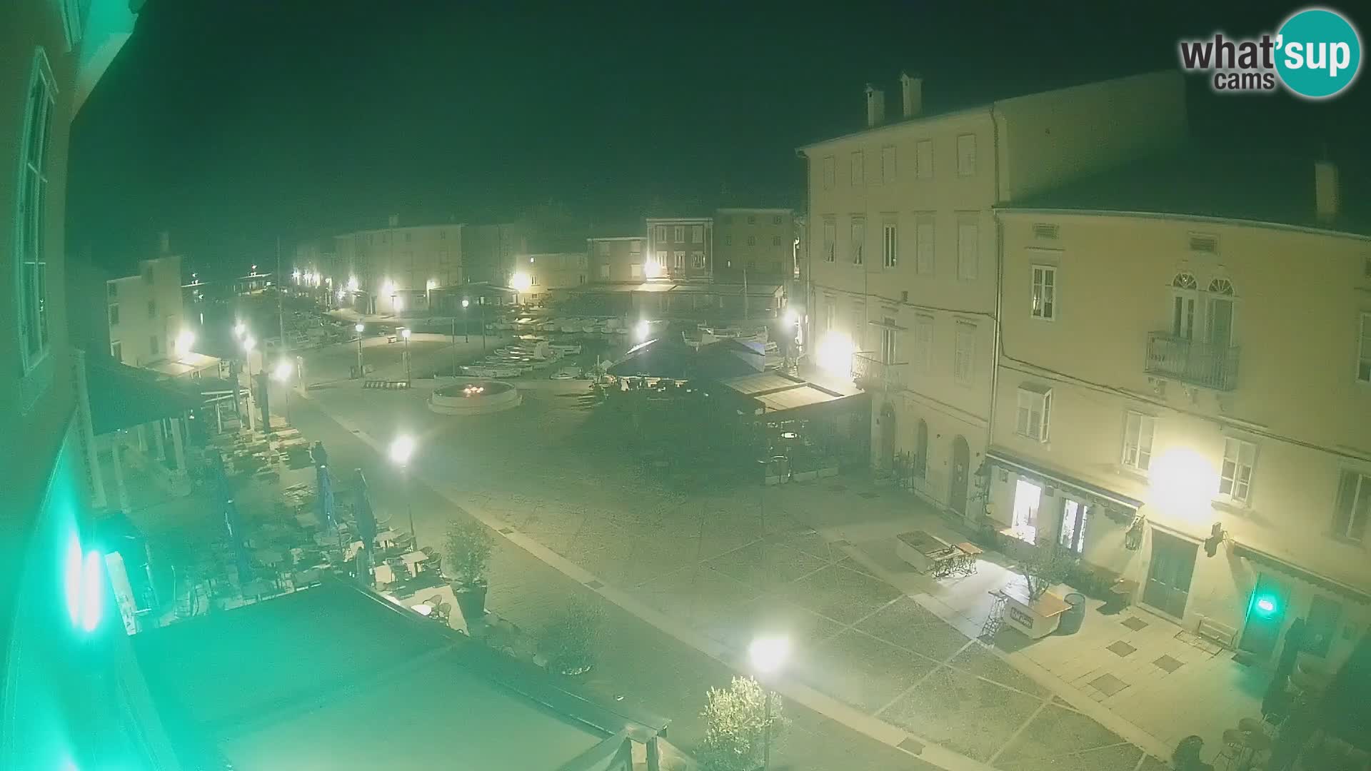 V ŽIVO spletna kamera Cres mesto – glavni trg in “mandrač” – otok Cres – Hrvaška