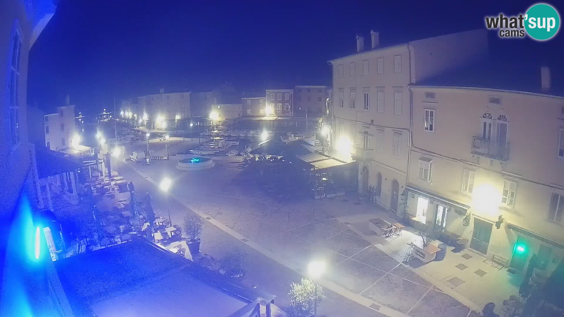 Web kamera Grad Cres – glavni trg i “mandrač” – otok Cres