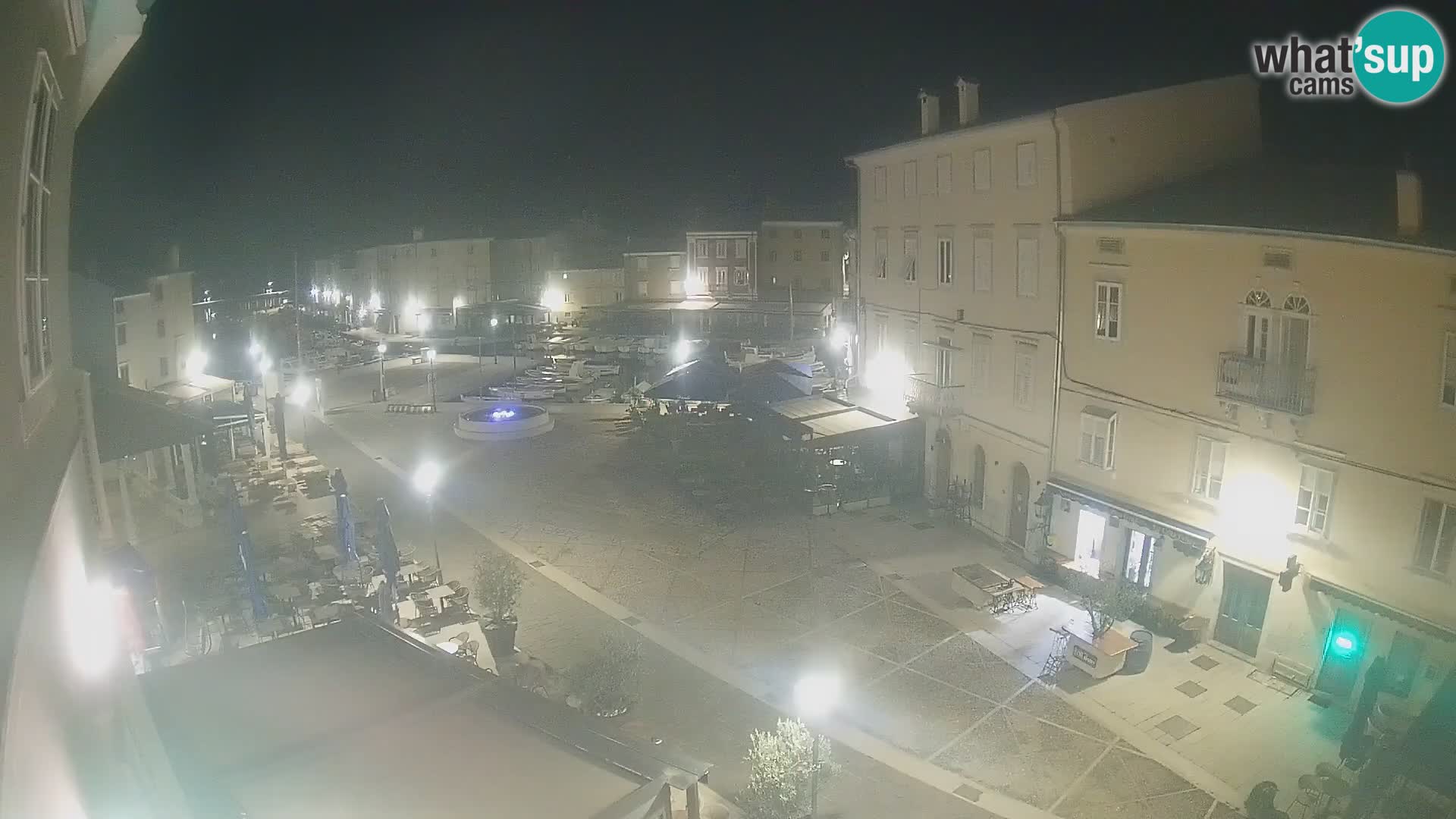 V ŽIVO spletna kamera Cres mesto – glavni trg in “mandrač” – otok Cres – Hrvaška