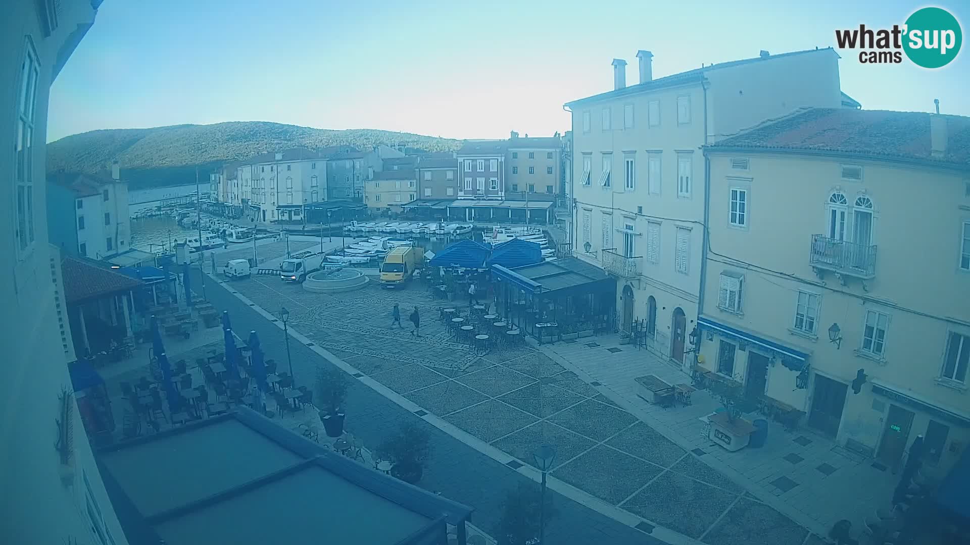 V ŽIVO spletna kamera Cres mesto – glavni trg in “mandrač” – otok Cres – Hrvaška