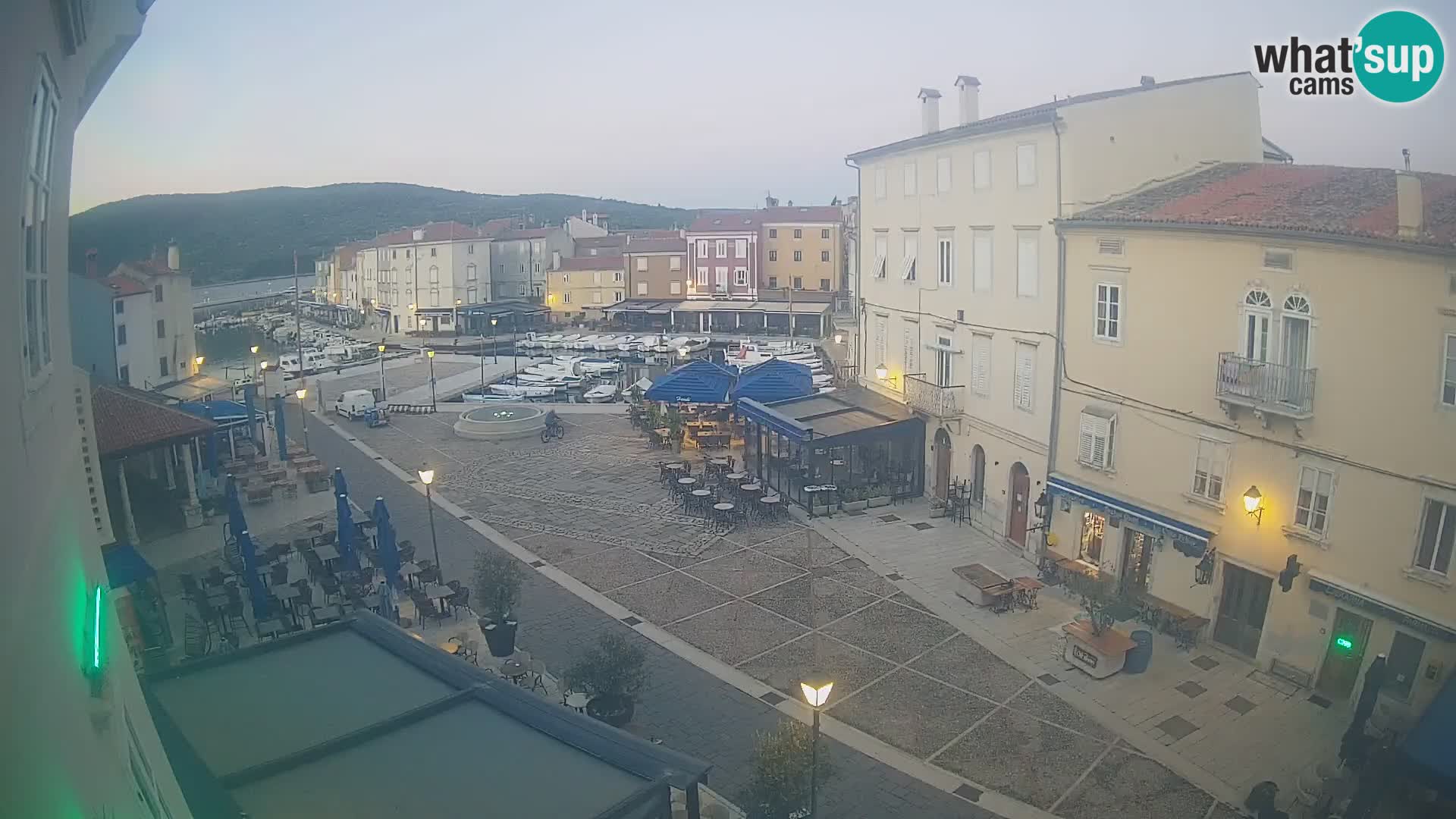 Kamera v ŽIVO Cres mesto – glavni trg in “mandrač” – otok Cres – Hrvaška