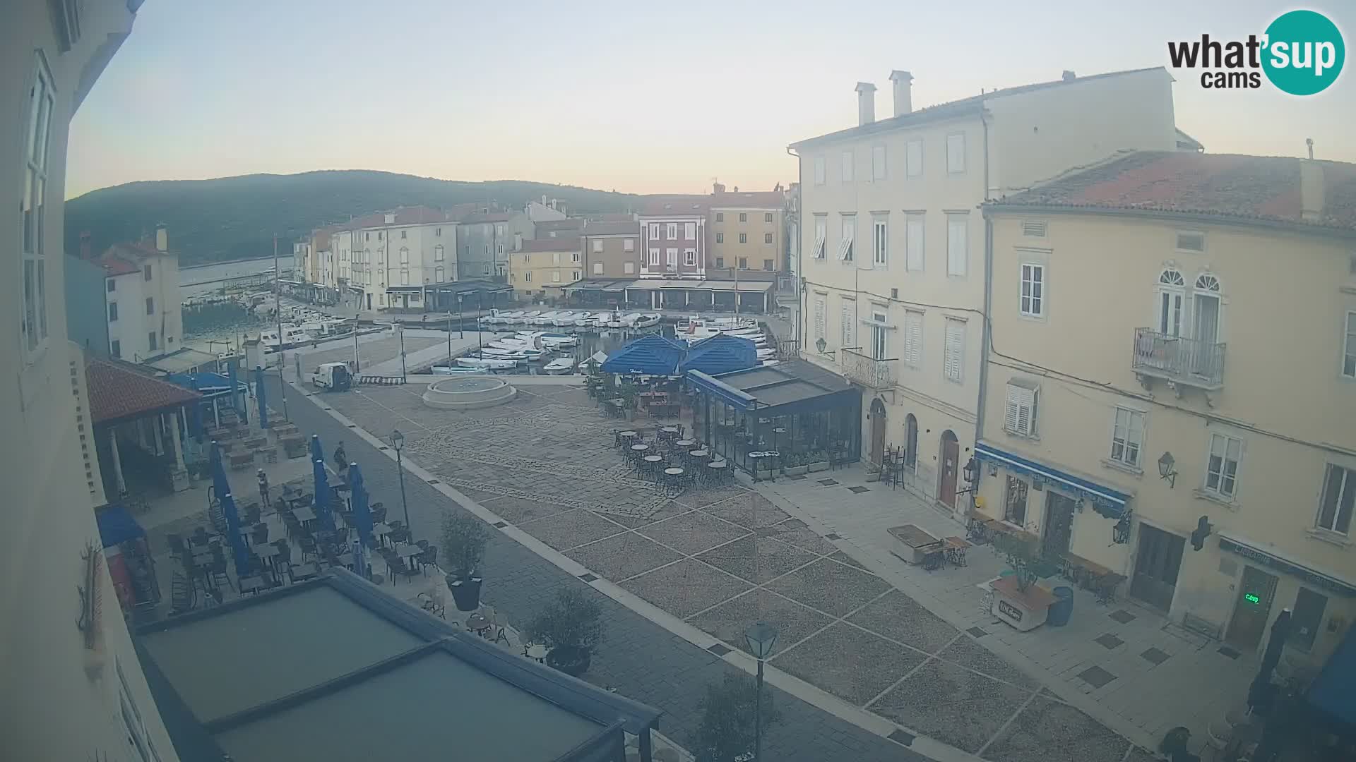 Web kamera Grad Cres – glavni trg i “mandrač” – otok Cres