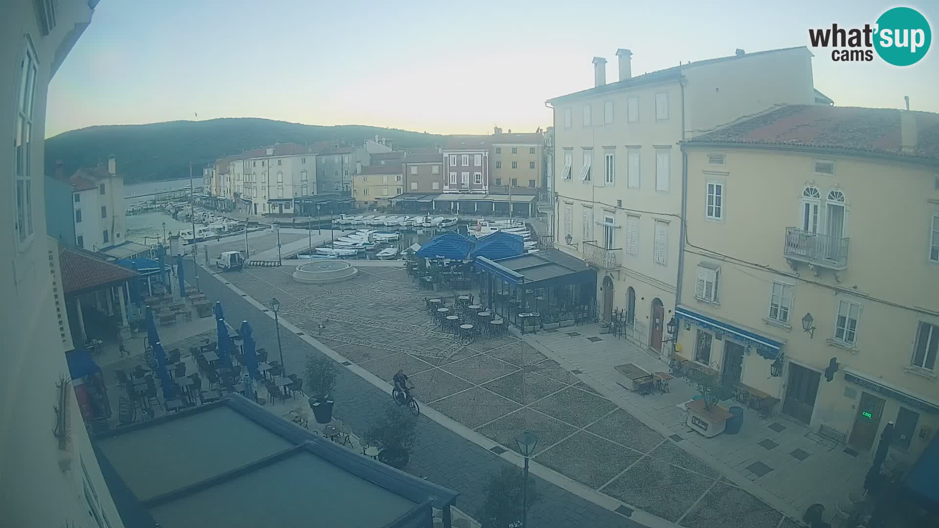 Cámara en vivo ciudad de Cres – plaza principal y “mandrač” – isla de Cres – Croacia