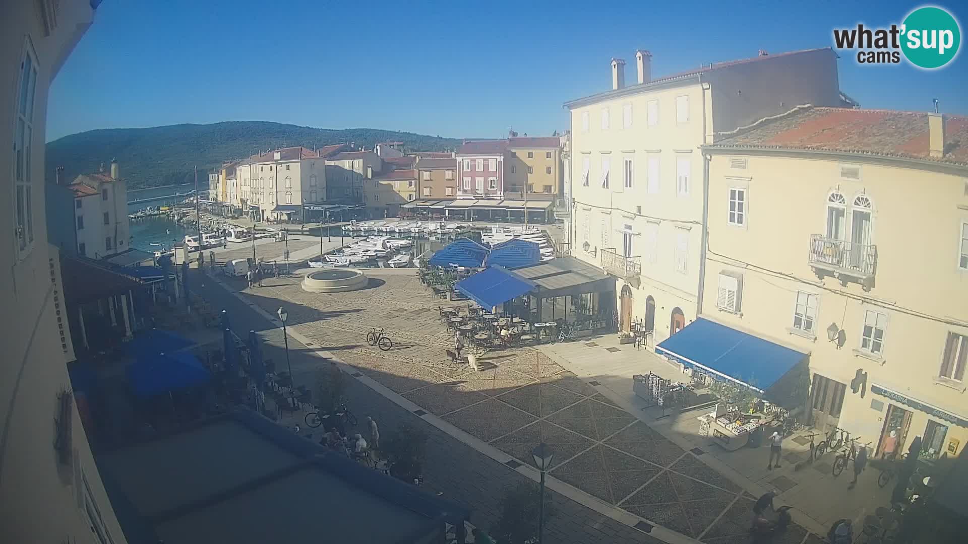 Kamera v ŽIVO Cres mesto – glavni trg in “mandrač” – otok Cres – Hrvaška
