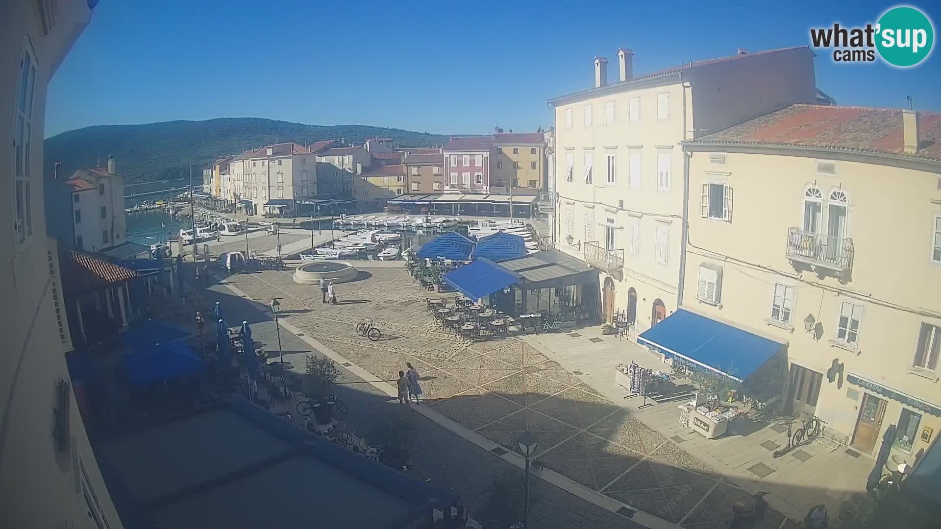 Web kamera Grad Cres – glavni trg i “mandrač” – otok Cres