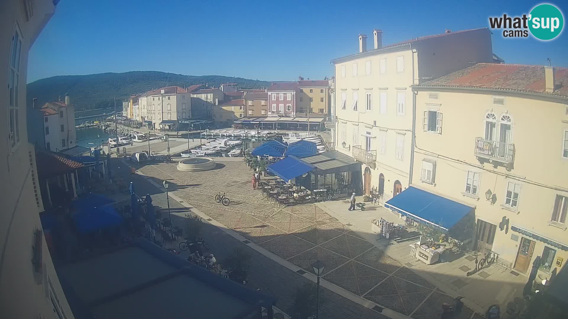 V ŽIVO spletna kamera Cres mesto – glavni trg in “mandrač” – otok Cres – Hrvaška