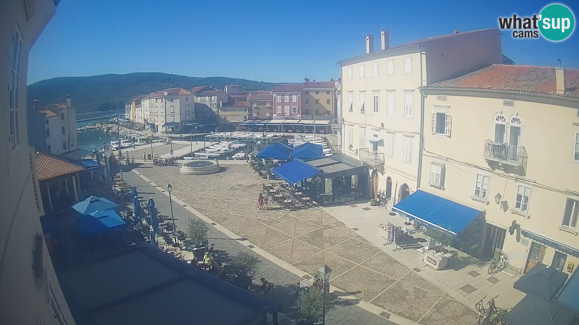 Kamera v ŽIVO Cres mesto – glavni trg in “mandrač” – otok Cres – Hrvaška