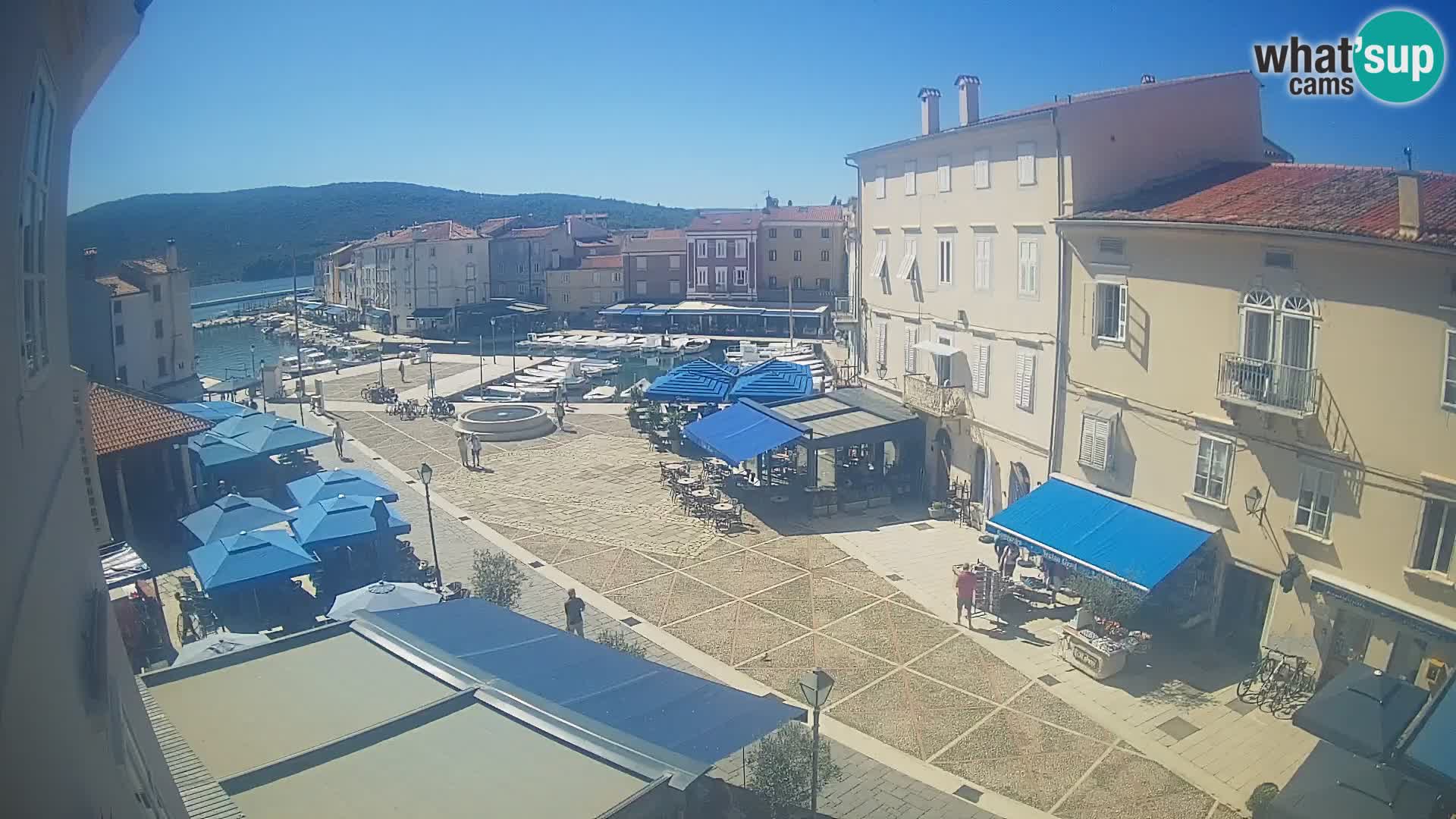 V ŽIVO spletna kamera Cres mesto – glavni trg in “mandrač” – otok Cres – Hrvaška