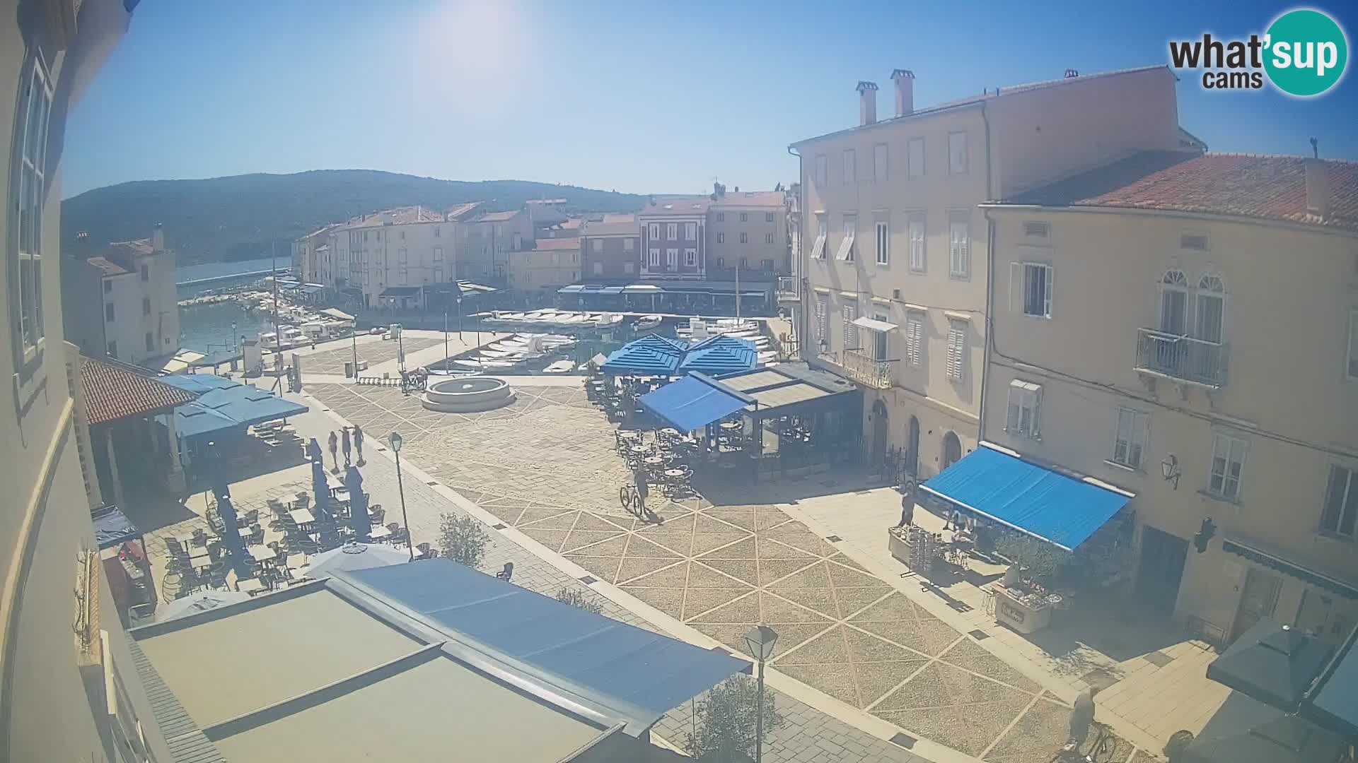 Kamera v ŽIVO Cres mesto – glavni trg in “mandrač” – otok Cres – Hrvaška