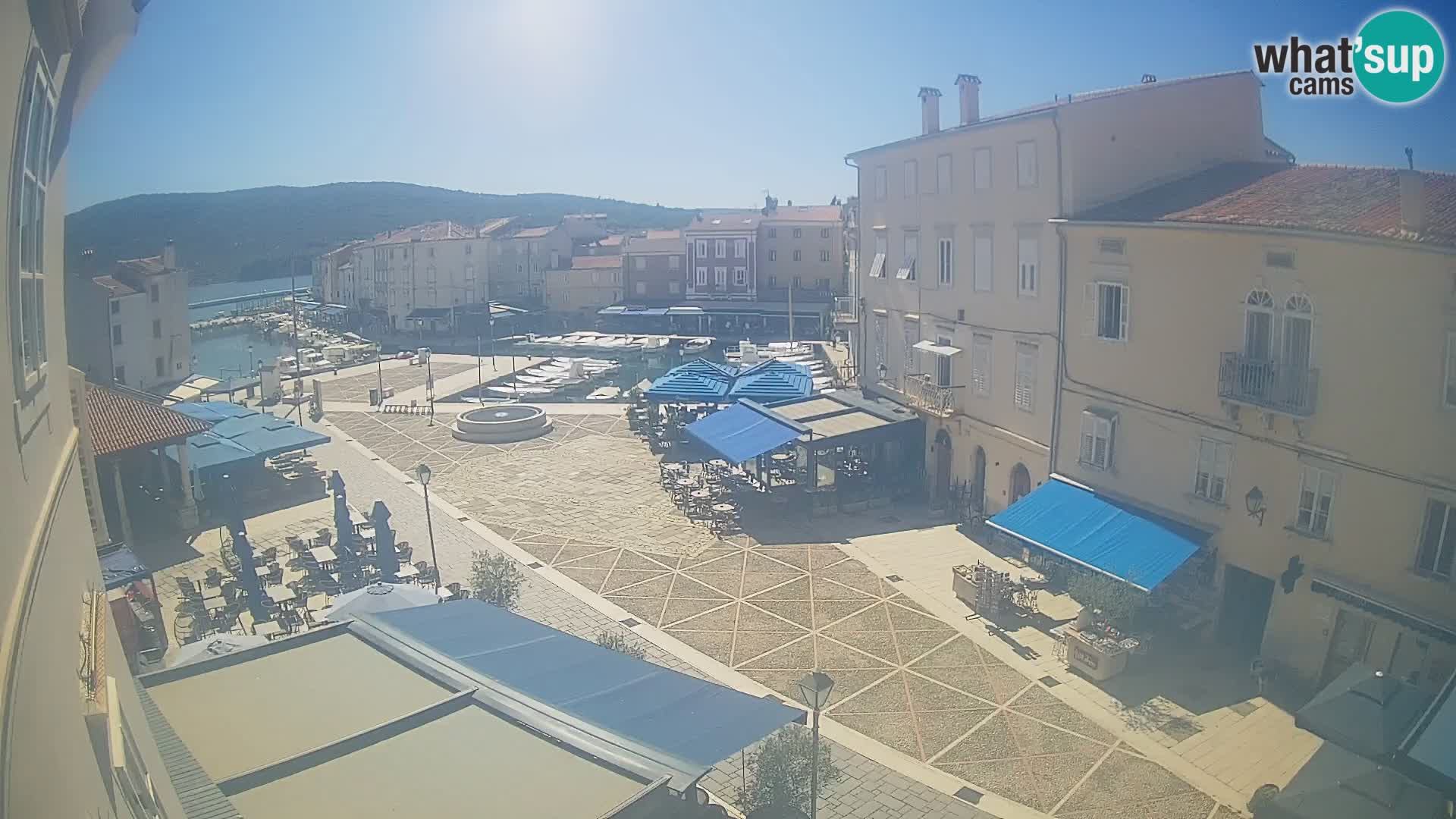 Web kamera Grad Cres – glavni trg i “mandrač” – otok Cres