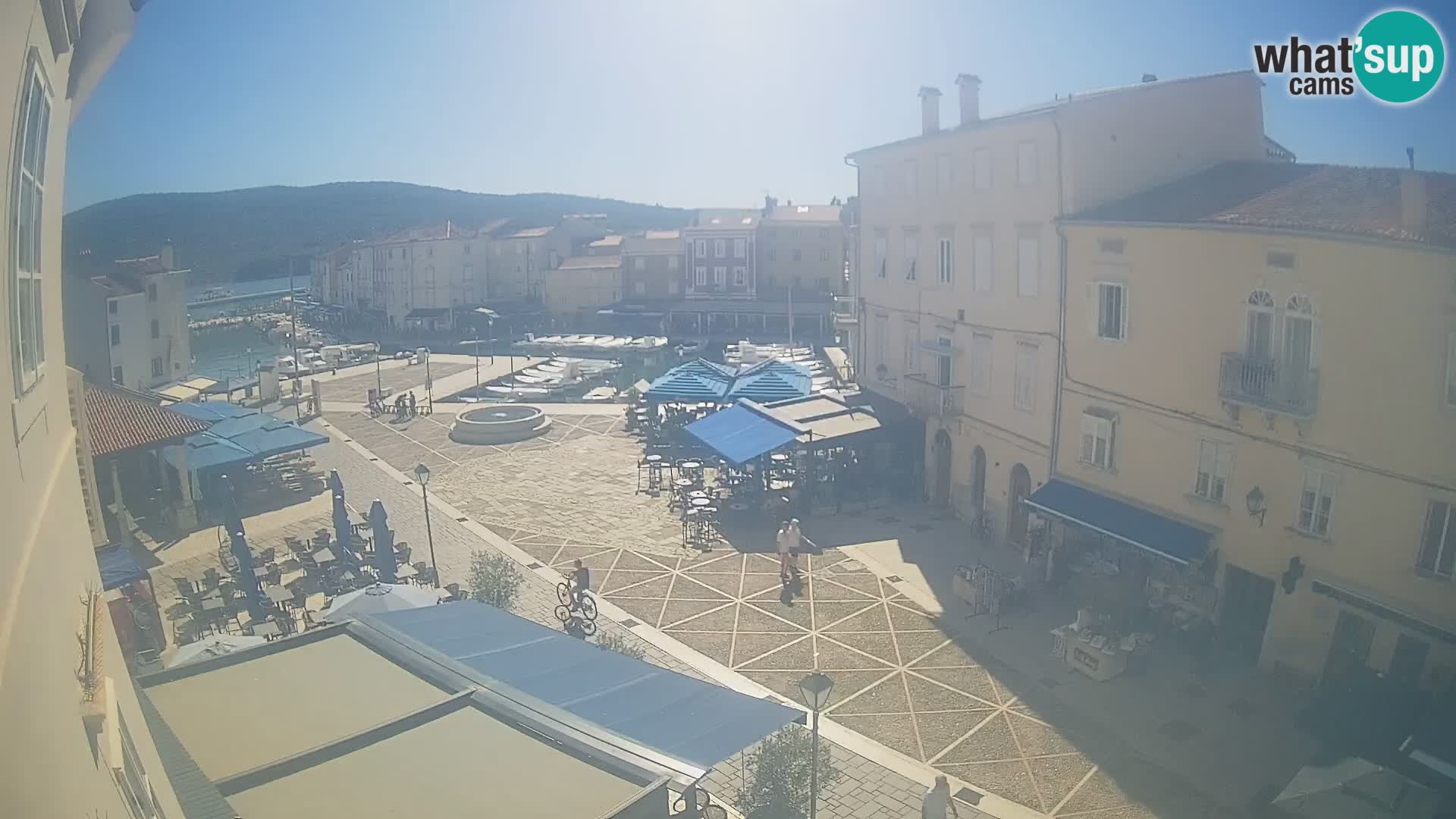 V ŽIVO spletna kamera Cres mesto – glavni trg in “mandrač” – otok Cres – Hrvaška