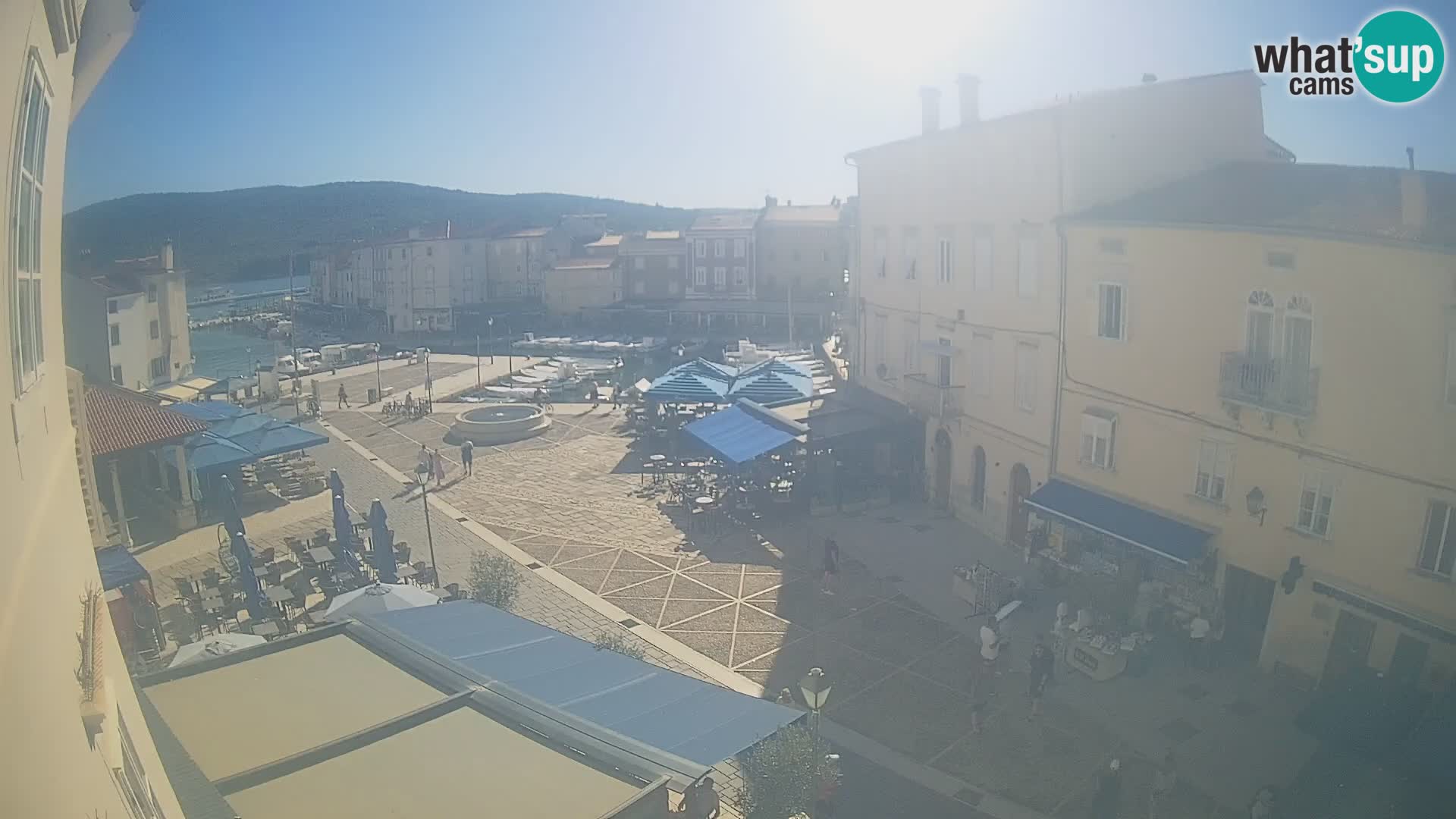 Web kamera Grad Cres – glavni trg i “mandrač” – otok Cres